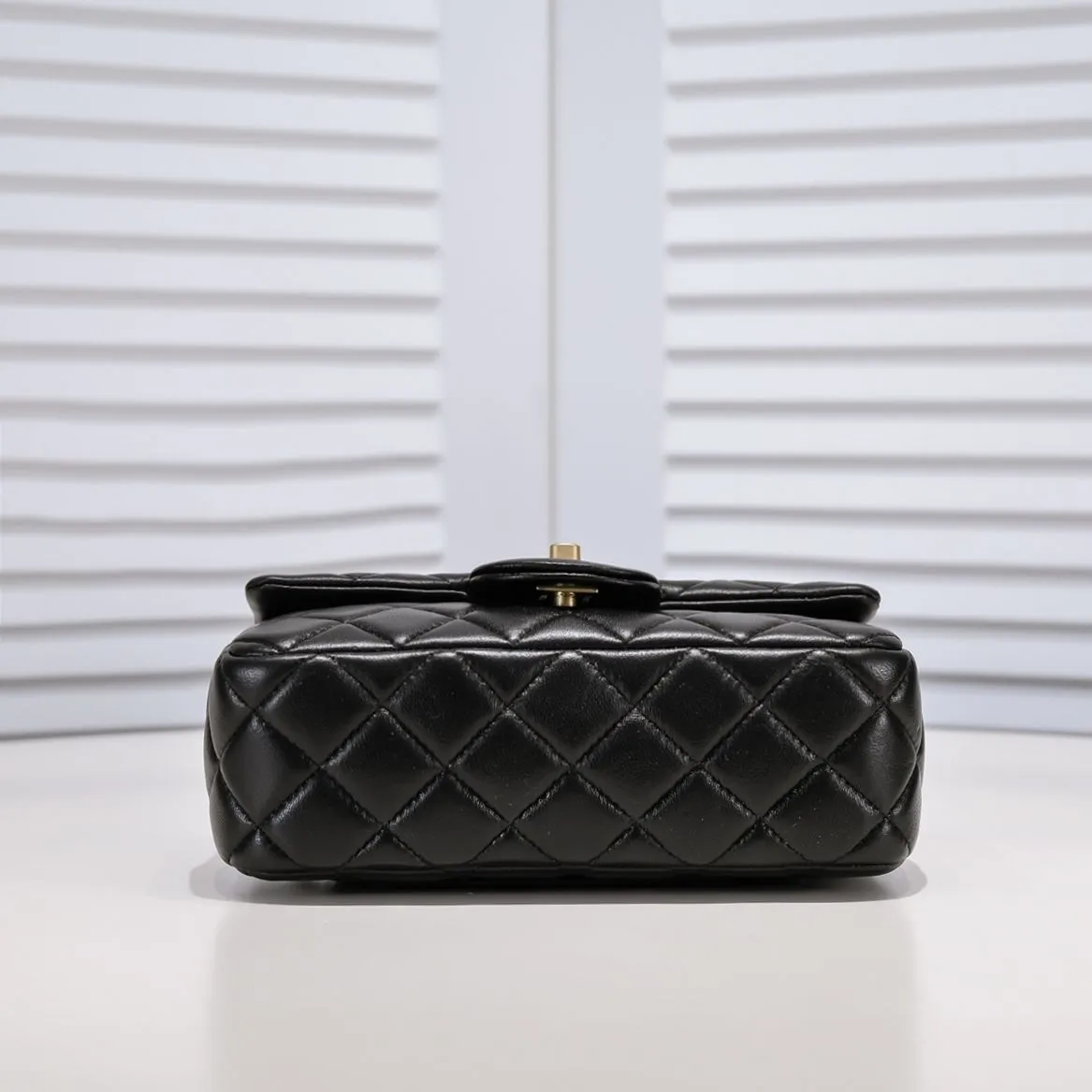 💰370￥💞Chanel✨The most popular metal cf mini flap bag, hollow braided rope gold ball, an extra small gold ball on the chain, the finishing touch, the icing on the cake. It is not only retro and beautiful, but also the length of the chain can be adjusted. It can be used as a waist bag or as a crossbody on one shoulder. It is so exquisite and perfect💕 Love it🥰🥰Out of stock all over the world🤩🤩Model number: 1787 Size: 20*13*7cm