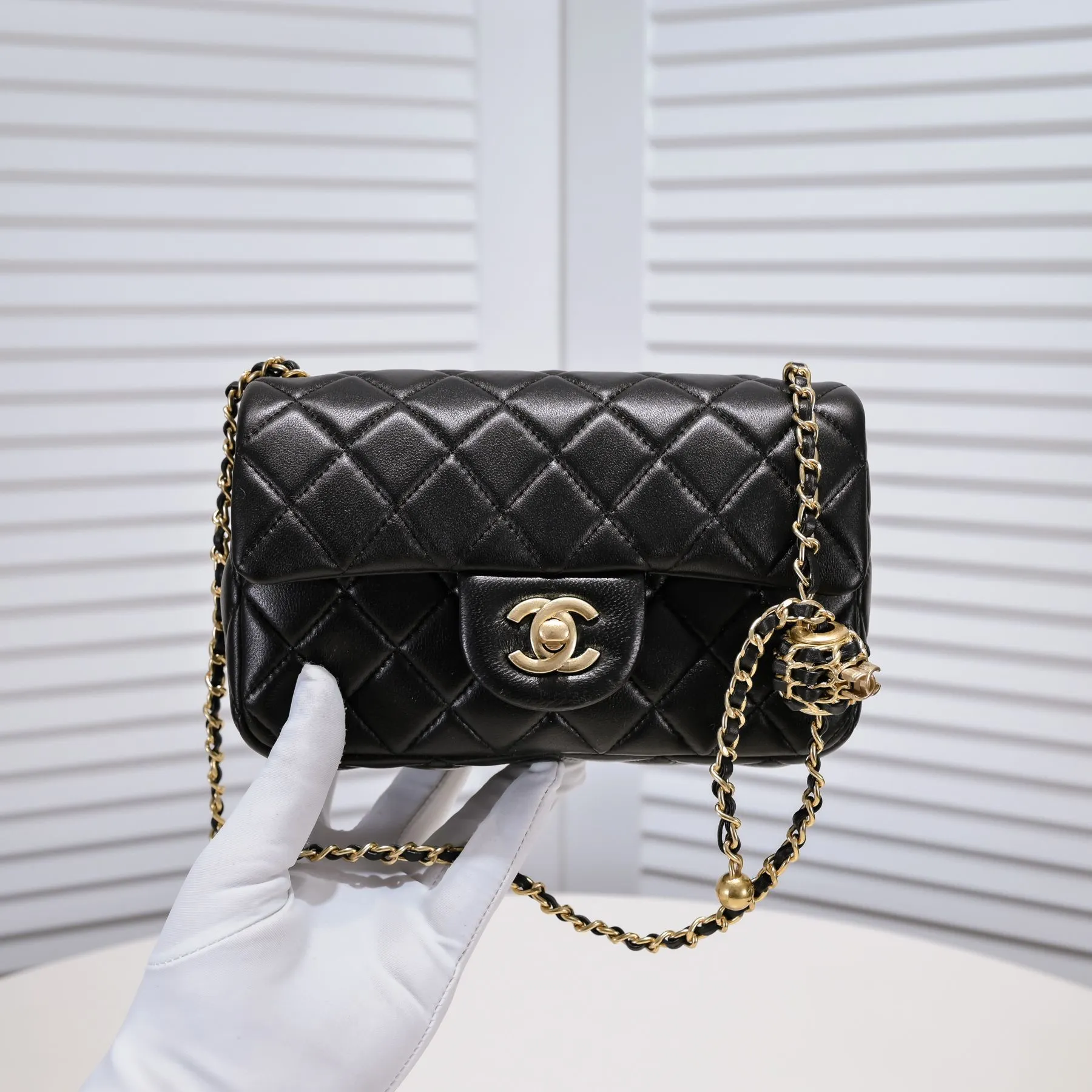 💰370￥💞Chanel✨The most popular metal cf mini flap bag, hollow braided rope gold ball, an extra small gold ball on the chain, the finishing touch, the icing on the cake. It is not only retro and beautiful, but also the length of the chain can be adjusted. It can be used as a waist bag or as a crossbody on one shoulder. It is so exquisite and perfect💕 Love it🥰🥰Out of stock all over the world🤩🤩Model number: 1787 Size: 20*13*7cm