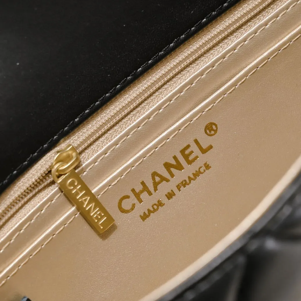 💰370￥💞Chanel✨The most popular metal cf mini flap bag, hollow braided rope gold ball, an extra small gold ball on the chain, the finishing touch, the icing on the cake. It is not only retro and beautiful, but also the length of the chain can be adjusted. It can be used as a waist bag or as a crossbody on one shoulder. It is so exquisite and perfect💕 Love it🥰🥰Out of stock all over the world🤩🤩Model number: 1787 Size: 20*13*7cm