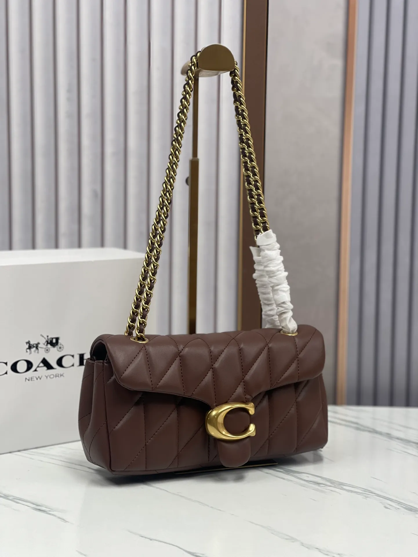 P480¥Coach/Coach new counter synchronized new products model CP400 Quilting Tabby chain tabby with quilting technology, cool dark buckle, low-key and high-end white/gold buckle. Choose a size and color you like. Size 26/15.
