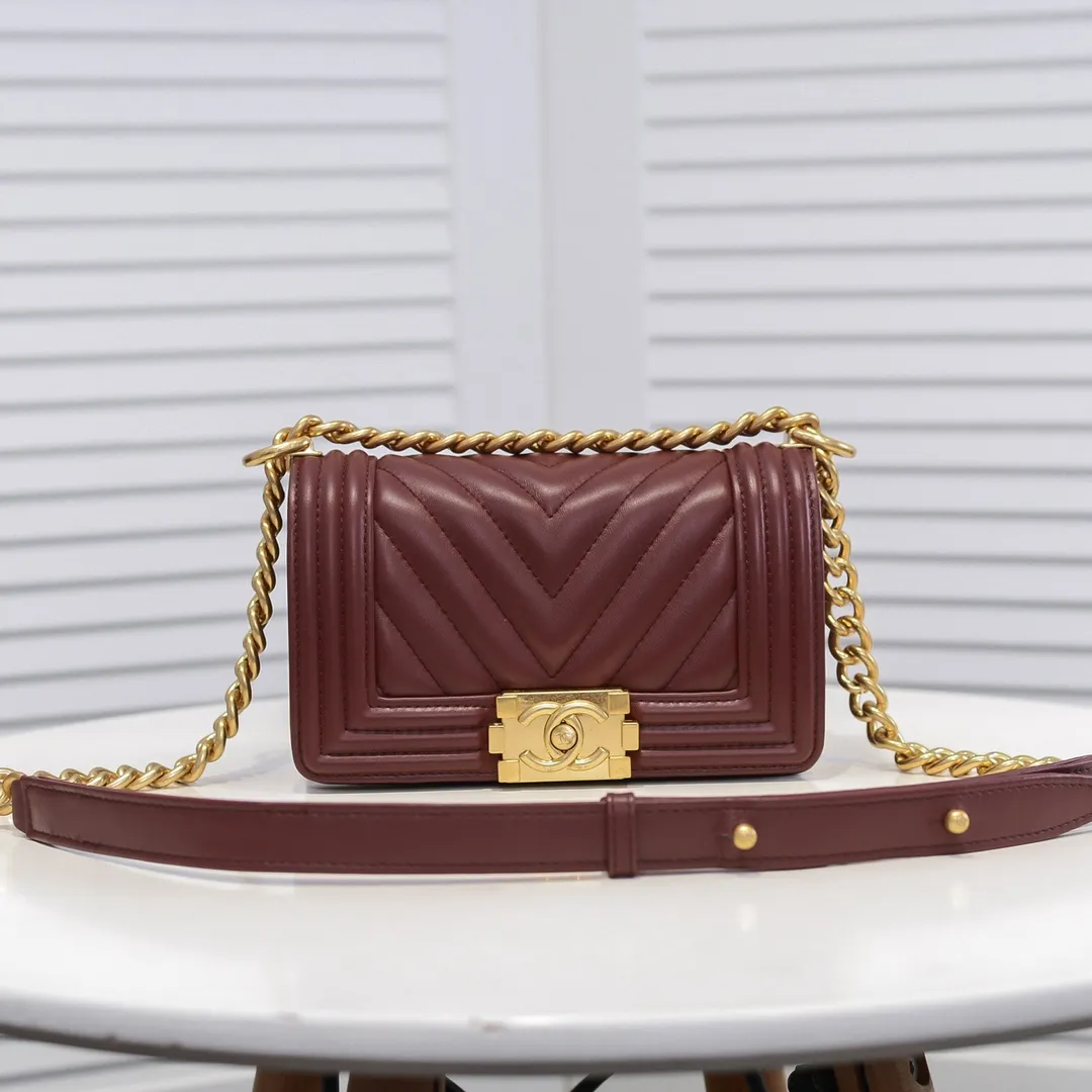💰400￥ (Full sheepskin with original hardware) [Smile] Chanel Chanel 👑 Lambskin [Lightning] Thickened electroplated hardware accessories 🌈 The workmanship is comparable to the original order 💪 The bottom can be pinched and rebounded without trace, absolutely spot-on and real-life, fashionable and durable 💪💪 High-end quality, no pressure in and out of the drill cabinet 💏, size 20*12*7cm, style number 67085