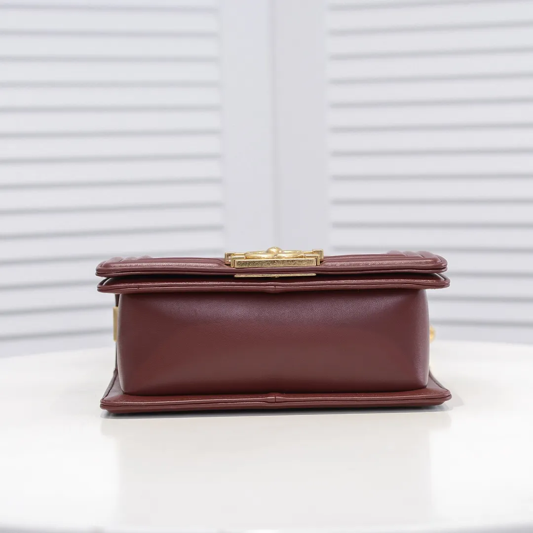 💰400￥ (Full sheepskin with original hardware) [Smile] Chanel Chanel 👑 Lambskin [Lightning] Thickened electroplated hardware accessories 🌈 The workmanship is comparable to the original order 💪 The bottom can be pinched and rebounded without trace, absolutely spot-on and real-life, fashionable and durable 💪💪 High-end quality, no pressure in and out of the drill cabinet 💏, size 20*12*7cm, style number 67085
