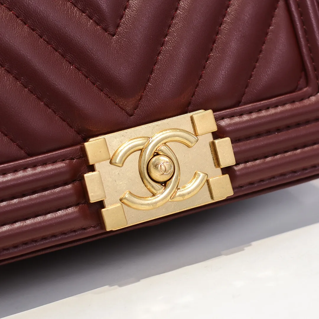 💰400￥ (Full sheepskin with original hardware) [Smile] Chanel Chanel 👑 Lambskin [Lightning] Thickened electroplated hardware accessories 🌈 The workmanship is comparable to the original order 💪 The bottom can be pinched and rebounded without trace, absolutely spot-on and real-life, fashionable and durable 💪💪 High-end quality, no pressure in and out of the drill cabinet 💏, size 20*12*7cm, style number 67085