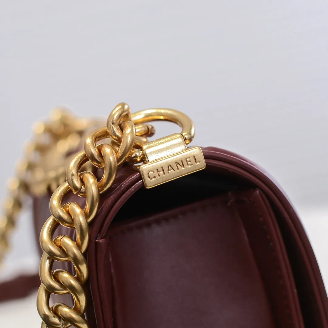 💰400￥ (Full sheepskin with original hardware) [Smile] Chanel Chanel 👑 Lambskin [Lightning] Thickened electroplated hardware accessories 🌈 The workmanship is comparable to the original order 💪 The bottom can be pinched and rebounded without trace, absolutely spot-on and real-life, fashionable and durable 💪💪 High-end quality, no pressure in and out of the drill cabinet 💏, size 20*12*7cm, style number 67085