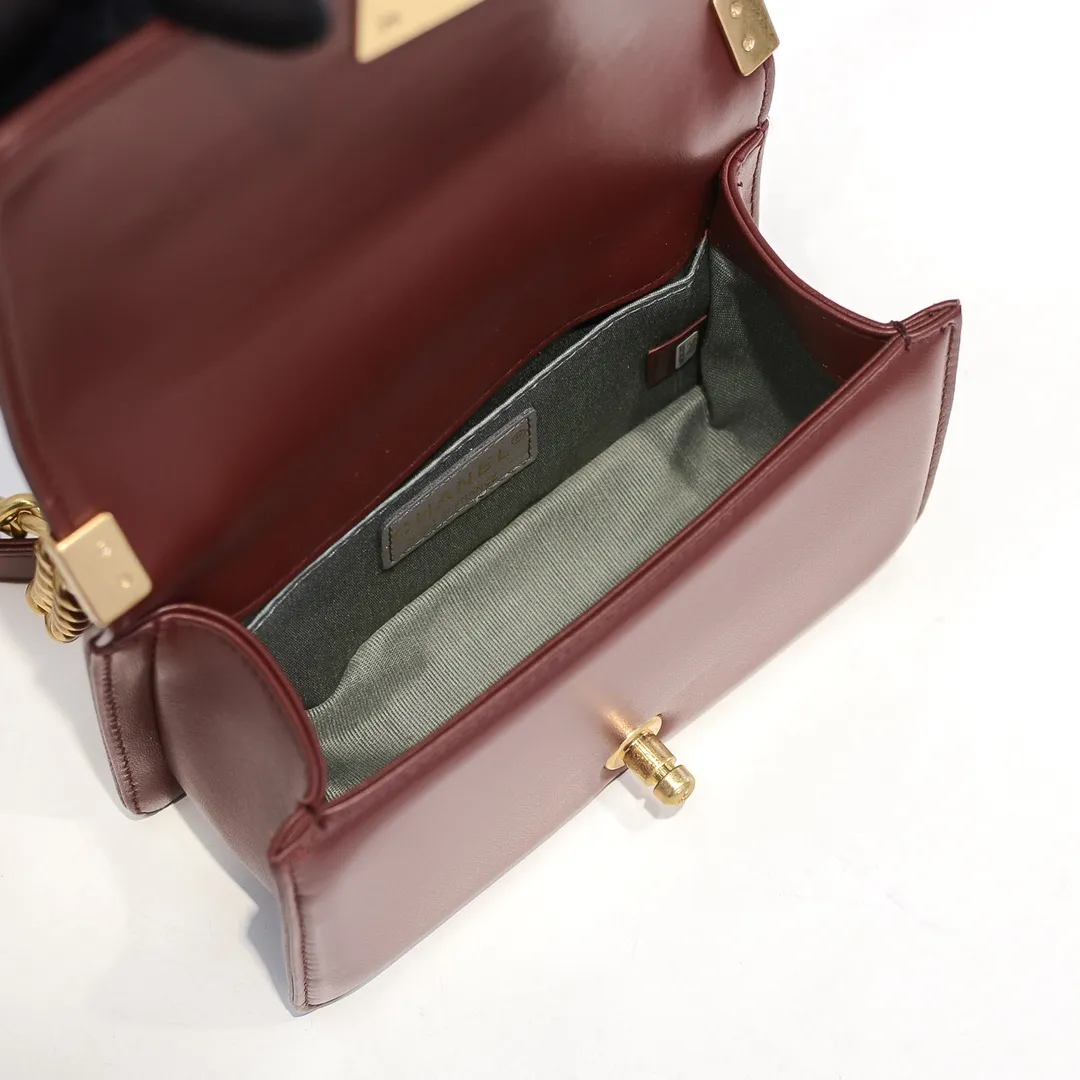 💰400￥ (Full sheepskin with original hardware) [Smile] Chanel Chanel 👑 Lambskin [Lightning] Thickened electroplated hardware accessories 🌈 The workmanship is comparable to the original order 💪 The bottom can be pinched and rebounded without trace, absolutely spot-on and real-life, fashionable and durable 💪💪 High-end quality, no pressure in and out of the drill cabinet 💏, size 20*12*7cm, style number 67085