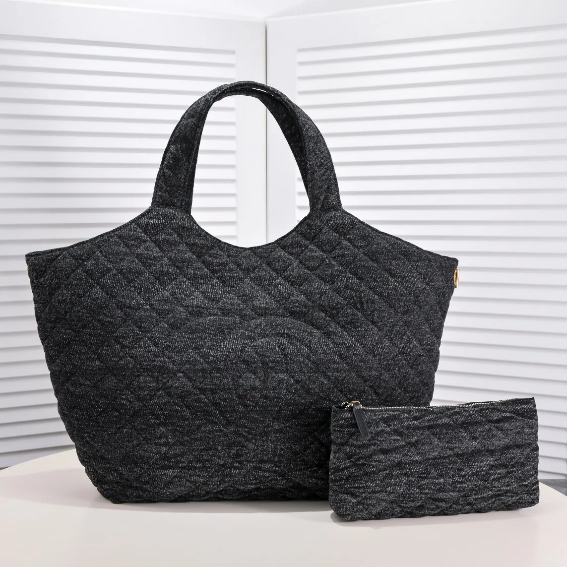 💰440￥𝗖𝗛𝗔𝗡𝗘𝗟 With the rise of the "little waste bag" trend, the sizes of major brand bags are getting smaller and smaller. While fashionable people carry their concave shapes, they often have to prepare a large handbag to hold mobile phones, water bottles, umbrellas and other daily items. It seems that they have heard everyone's needs. This season, 𝗖𝗛𝗔𝗡𝗘𝗟家 has launched a new bag IC that is said to be "able to hold everything in life" ARE, whose name originates from the Greek mythological figure - Icarus, is a three-dimensional monogram in the center of the Napa sheepskin. It is avant-garde and aura. The creative director of 𝗖𝗛𝗔𝗡𝗘𝗟 also said that this handbag will soon become the brand's most eye-catching new style. For people who cannot rely on small handbags for daily travel, Icare's spacious large-capacity design and simple and clean shape must be very suitable for you! Model: 9094 Large bag size: opening width 58cm, bottom width 47cm, height (with wrist) 61cm, bottom side width 8cm Small bag size: 27x13x8cm