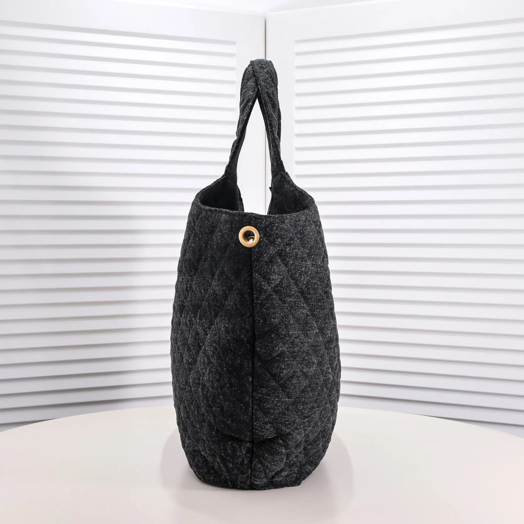 💰440￥𝗖𝗛𝗔𝗡𝗘𝗟 With the rise of the "little waste bag" trend, the sizes of major brand bags are getting smaller and smaller. While fashionable people carry their concave shapes, they often have to prepare a large handbag to hold mobile phones, water bottles, umbrellas and other daily items. It seems that they have heard everyone's needs. This season, 𝗖𝗛𝗔𝗡𝗘𝗟家 has launched a new bag IC that is said to be "able to hold everything in life" ARE, whose name originates from the Greek mythological figure - Icarus, is a three-dimensional monogram in the center of the Napa sheepskin. It is avant-garde and aura. The creative director of 𝗖𝗛𝗔𝗡𝗘𝗟 also said that this handbag will soon become the brand's most eye-catching new style. For people who cannot rely on small handbags for daily travel, Icare's spacious large-capacity design and simple and clean shape must be very suitable for you! Model: 9094 Large bag size: opening width 58cm, bottom width 47cm, height (with wrist) 61cm, bottom side width 8cm Small bag size: 27x13x8cm