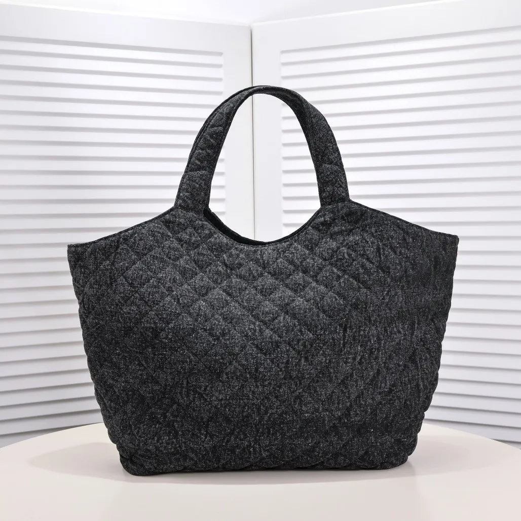 💰440￥𝗖𝗛𝗔𝗡𝗘𝗟 With the rise of the "little waste bag" trend, the sizes of major brand bags are getting smaller and smaller. While fashionable people carry their concave shapes, they often have to prepare a large handbag to hold mobile phones, water bottles, umbrellas and other daily items. It seems that they have heard everyone's needs. This season, 𝗖𝗛𝗔𝗡𝗘𝗟家 has launched a new bag IC that is said to be "able to hold everything in life" ARE, whose name originates from the Greek mythological figure - Icarus, is a three-dimensional monogram in the center of the Napa sheepskin. It is avant-garde and aura. The creative director of 𝗖𝗛𝗔𝗡𝗘𝗟 also said that this handbag will soon become the brand's most eye-catching new style. For people who cannot rely on small handbags for daily travel, Icare's spacious large-capacity design and simple and clean shape must be very suitable for you! Model: 9094 Large bag size: opening width 58cm, bottom width 47cm, height (with wrist) 61cm, bottom side width 8cm Small bag size: 27x13x8cm