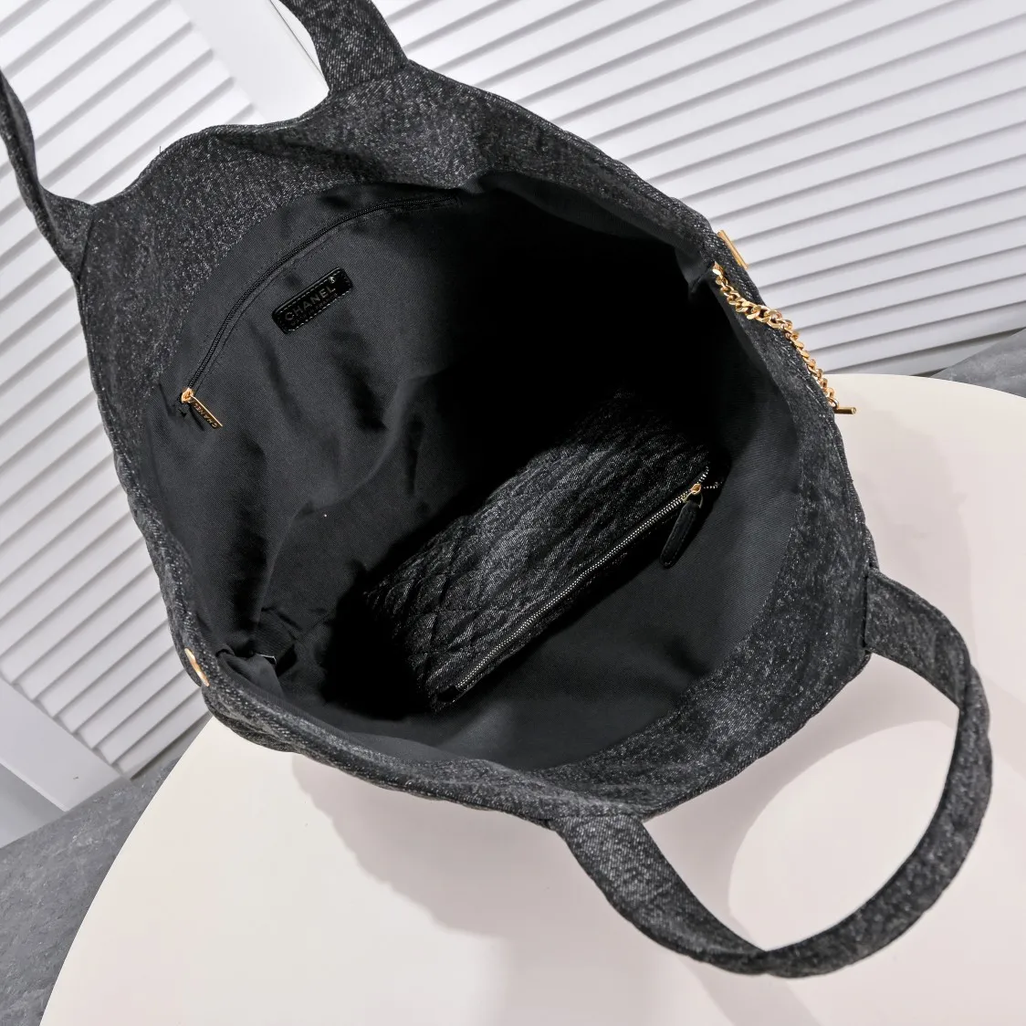 💰440￥𝗖𝗛𝗔𝗡𝗘𝗟 With the rise of the "little waste bag" trend, the sizes of major brand bags are getting smaller and smaller. While fashionable people carry their concave shapes, they often have to prepare a large handbag to hold mobile phones, water bottles, umbrellas and other daily items. It seems that they have heard everyone's needs. This season, 𝗖𝗛𝗔𝗡𝗘𝗟家 has launched a new bag IC that is said to be "able to hold everything in life" ARE, whose name originates from the Greek mythological figure - Icarus, is a three-dimensional monogram in the center of the Napa sheepskin. It is avant-garde and aura. The creative director of 𝗖𝗛𝗔𝗡𝗘𝗟 also said that this handbag will soon become the brand's most eye-catching new style. For people who cannot rely on small handbags for daily travel, Icare's spacious large-capacity design and simple and clean shape must be very suitable for you! Model: 9094 Large bag size: opening width 58cm, bottom width 47cm, height (with wrist) 61cm, bottom side width 8cm Small bag size: 27x13x8cm