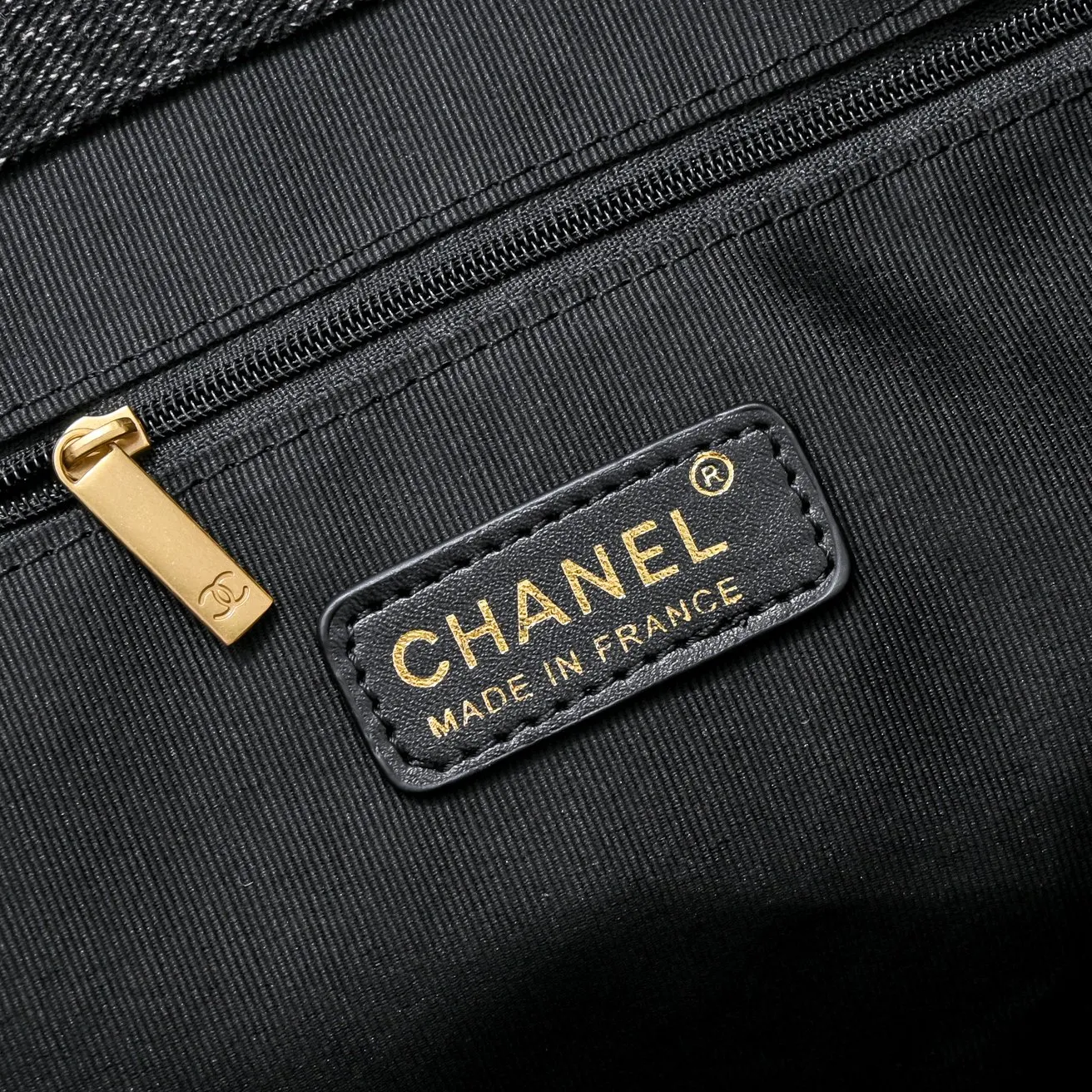 💰440￥𝗖𝗛𝗔𝗡𝗘𝗟 With the rise of the "little waste bag" trend, the sizes of major brand bags are getting smaller and smaller. While fashionable people carry their concave shapes, they often have to prepare a large handbag to hold mobile phones, water bottles, umbrellas and other daily items. It seems that they have heard everyone's needs. This season, 𝗖𝗛𝗔𝗡𝗘𝗟家 has launched a new bag IC that is said to be "able to hold everything in life" ARE, whose name originates from the Greek mythological figure - Icarus, is a three-dimensional monogram in the center of the Napa sheepskin. It is avant-garde and aura. The creative director of 𝗖𝗛𝗔𝗡𝗘𝗟 also said that this handbag will soon become the brand's most eye-catching new style. For people who cannot rely on small handbags for daily travel, Icare's spacious large-capacity design and simple and clean shape must be very suitable for you! Model: 9094 Large bag size: opening width 58cm, bottom width 47cm, height (with wrist) 61cm, bottom side width 8cm Small bag size: 27x13x8cm