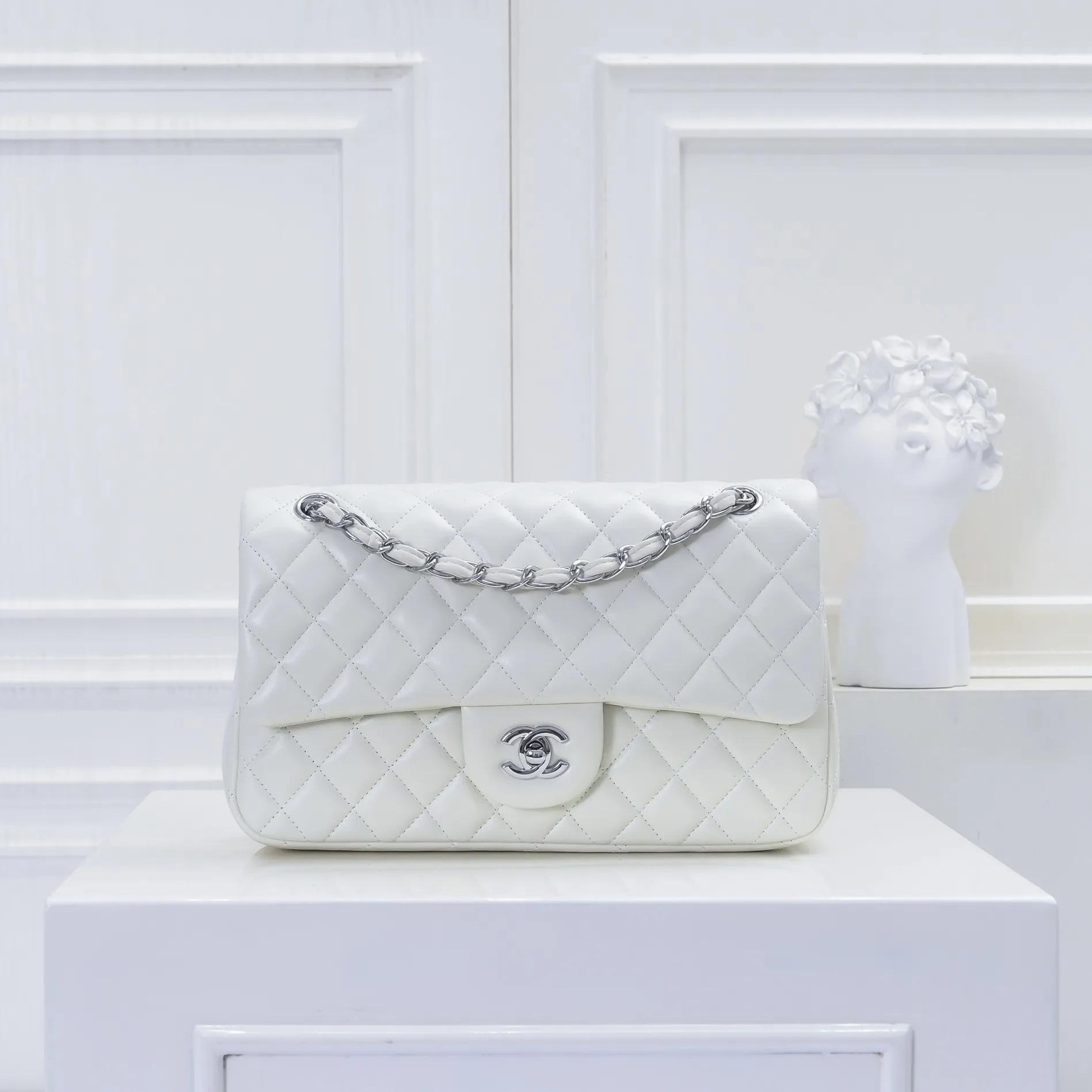 💰420￥Chanel🔥Exclusive quality real shot shipment✈️Official website updated simultaneously👑Chanel sheep pattern classic style with original hardware, summer style is coming💋CHANEL ‼ ️Crossbody bag, sheepskin with red lining🌸‼ ️ 🙈Fashion new favorite🙈 Size: 25.5*16*6.5. Style number: 1112 sheepskin