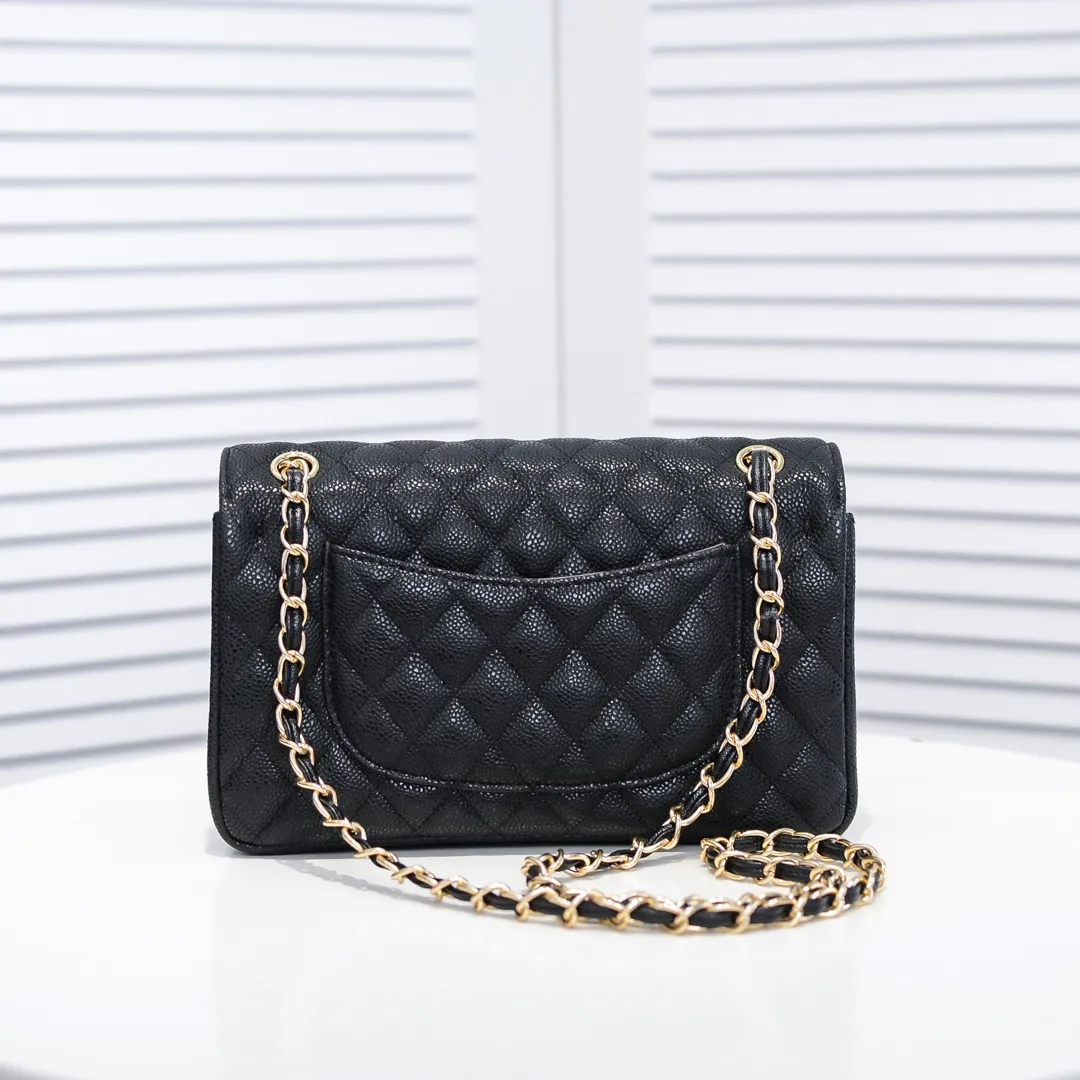 💰420￥Chanel,...Palace-level poison👏...Overseas original factory CF2.55...😱 Absolutely the top-notch caviar ball-grain cowhide you have never seen...✨Real K gold➰Gold buckle✨👑 The line spacing is perfectly consistent. The side of the bag is perfectly streamlined👏..It must have such a texture to be perfect💋 Follow the 9-pin diamond pattern. The flip cover is smooth and seamless ☑️ Strong visual three-dimensional effect 🔱 The diamond pattern is full and delicate 💑 It is super smooth, soft and comfortable to use 👒 CF is a must-have for girls. Size: 25.5*16*6.5cm. Style number: 1112 ball pattern