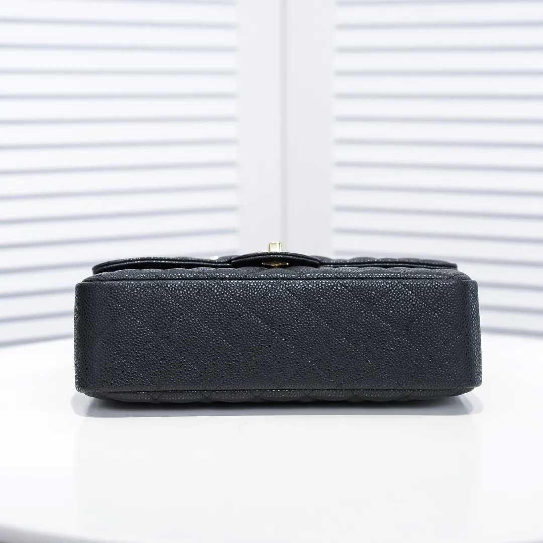 💰420￥Chanel,...Palace-level poison👏...Overseas original factory CF2.55...😱 Absolutely the top-notch caviar ball-grain cowhide you have never seen...✨Real K gold➰Gold buckle✨👑 The line spacing is perfectly consistent. The side of the bag is perfectly streamlined👏..It must have such a texture to be perfect💋 Follow the 9-pin diamond pattern. The flip cover is smooth and seamless ☑️ Strong visual three-dimensional effect 🔱 The diamond pattern is full and delicate 💑 It is super smooth, soft and comfortable to use 👒 CF is a must-have for girls. Size: 25.5*16*6.5cm. Style number: 1112 ball pattern