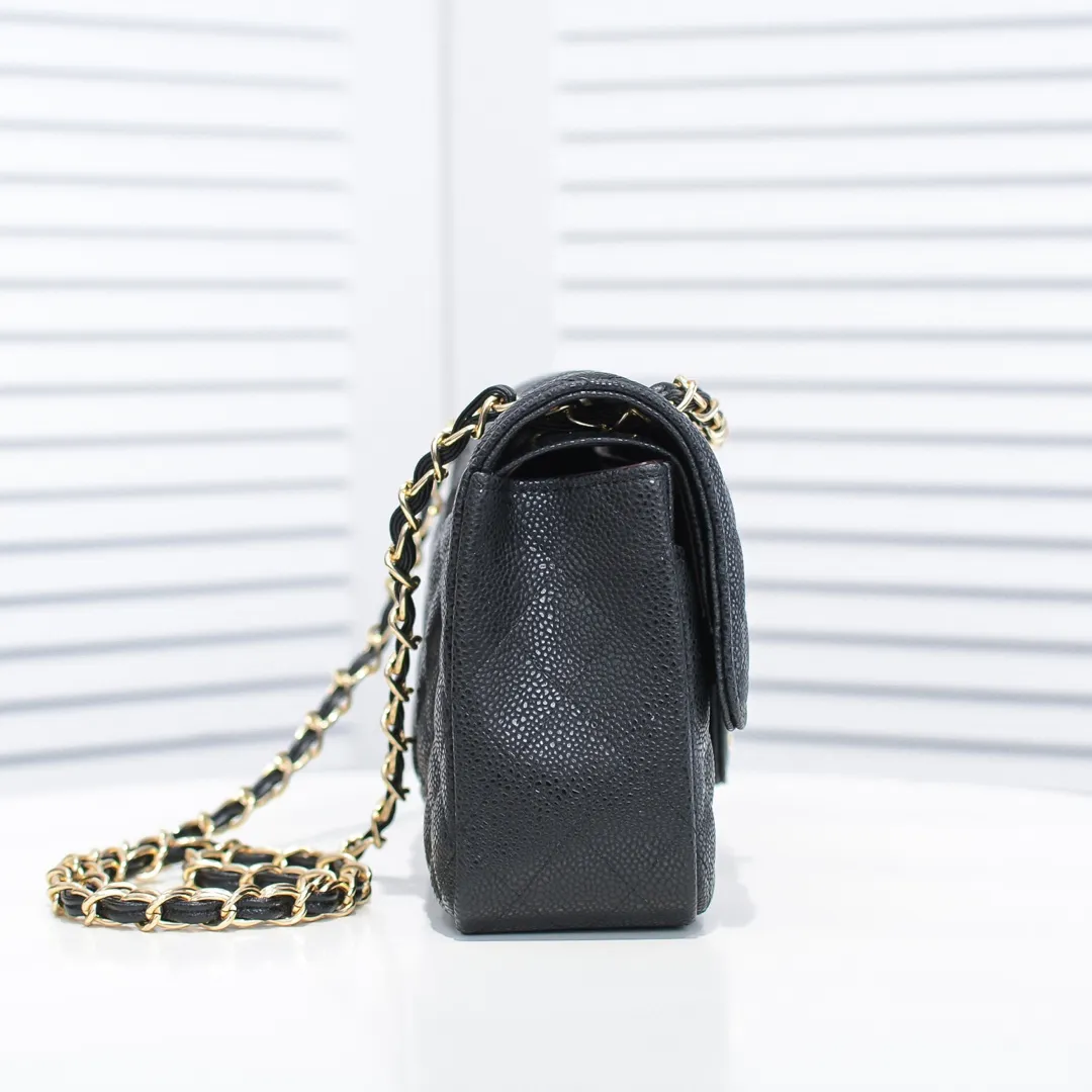 💰420￥Chanel,...Palace-level poison👏...Overseas original factory CF2.55...😱 Absolutely the top-notch caviar ball-grain cowhide you have never seen...✨Real K gold➰Gold buckle✨👑 The line spacing is perfectly consistent. The side of the bag is perfectly streamlined👏..It must have such a texture to be perfect💋 Follow the 9-pin diamond pattern. The flip cover is smooth and seamless ☑️ Strong visual three-dimensional effect 🔱 The diamond pattern is full and delicate 💑 It is super smooth, soft and comfortable to use 👒 CF is a must-have for girls. Size: 25.5*16*6.5cm. Style number: 1112 ball pattern