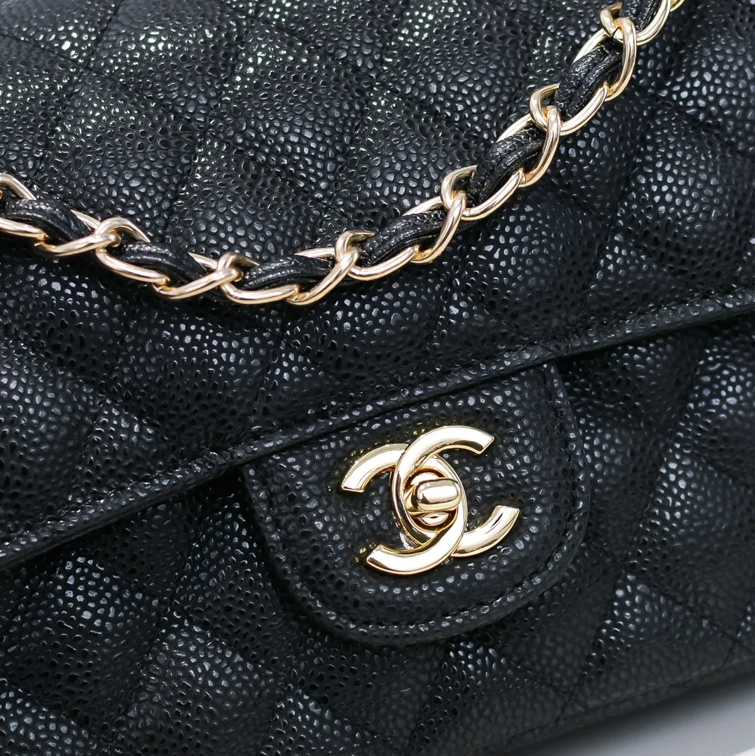 💰420￥Chanel,...Palace-level poison👏...Overseas original factory CF2.55...😱 Absolutely the top-notch caviar ball-grain cowhide you have never seen...✨Real K gold➰Gold buckle✨👑 The line spacing is perfectly consistent. The side of the bag is perfectly streamlined👏..It must have such a texture to be perfect💋 Follow the 9-pin diamond pattern. The flip cover is smooth and seamless ☑️ Strong visual three-dimensional effect 🔱 The diamond pattern is full and delicate 💑 It is super smooth, soft and comfortable to use 👒 CF is a must-have for girls. Size: 25.5*16*6.5cm. Style number: 1112 ball pattern