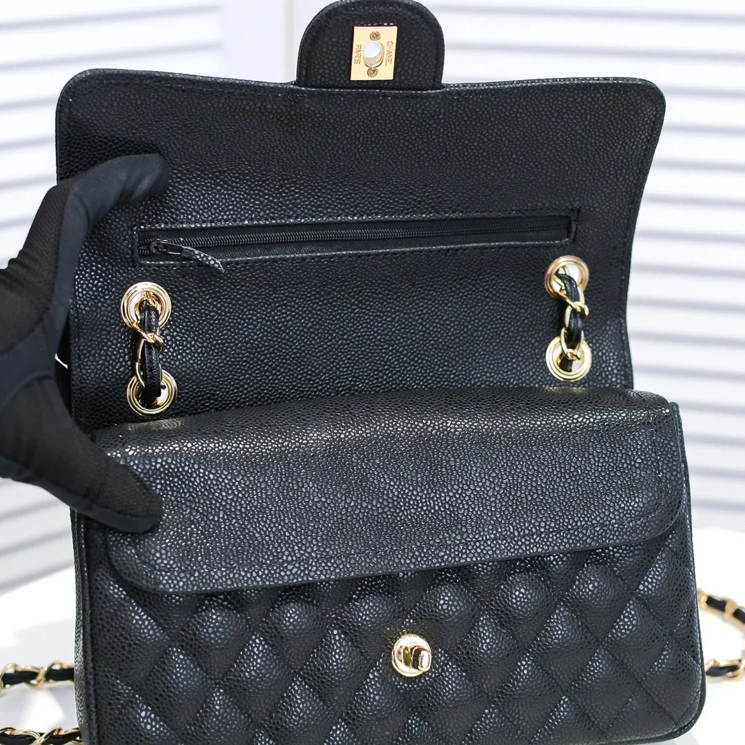 💰420￥Chanel,...Palace-level poison👏...Overseas original factory CF2.55...😱 Absolutely the top-notch caviar ball-grain cowhide you have never seen...✨Real K gold➰Gold buckle✨👑 The line spacing is perfectly consistent. The side of the bag is perfectly streamlined👏..It must have such a texture to be perfect💋 Follow the 9-pin diamond pattern. The flip cover is smooth and seamless ☑️ Strong visual three-dimensional effect 🔱 The diamond pattern is full and delicate 💑 It is super smooth, soft and comfortable to use 👒 CF is a must-have for girls. Size: 25.5*16*6.5cm. Style number: 1112 ball pattern