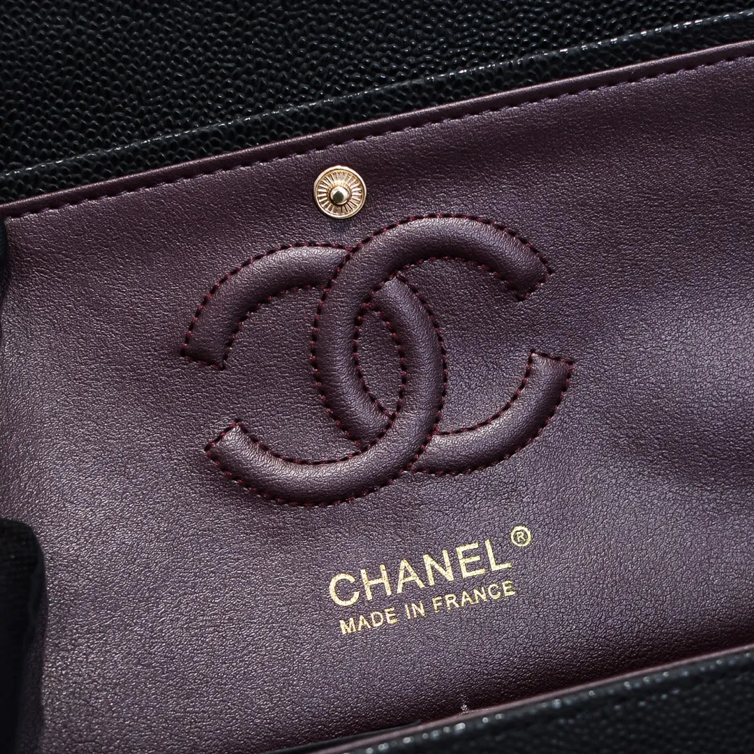 💰420￥Chanel,...Palace-level poison👏...Overseas original factory CF2.55...😱 Absolutely the top-notch caviar ball-grain cowhide you have never seen...✨Real K gold➰Gold buckle✨👑 The line spacing is perfectly consistent. The side of the bag is perfectly streamlined👏..It must have such a texture to be perfect💋 Follow the 9-pin diamond pattern. The flip cover is smooth and seamless ☑️ Strong visual three-dimensional effect 🔱 The diamond pattern is full and delicate 💑 It is super smooth, soft and comfortable to use 👒 CF is a must-have for girls. Size: 25.5*16*6.5cm. Style number: 1112 ball pattern