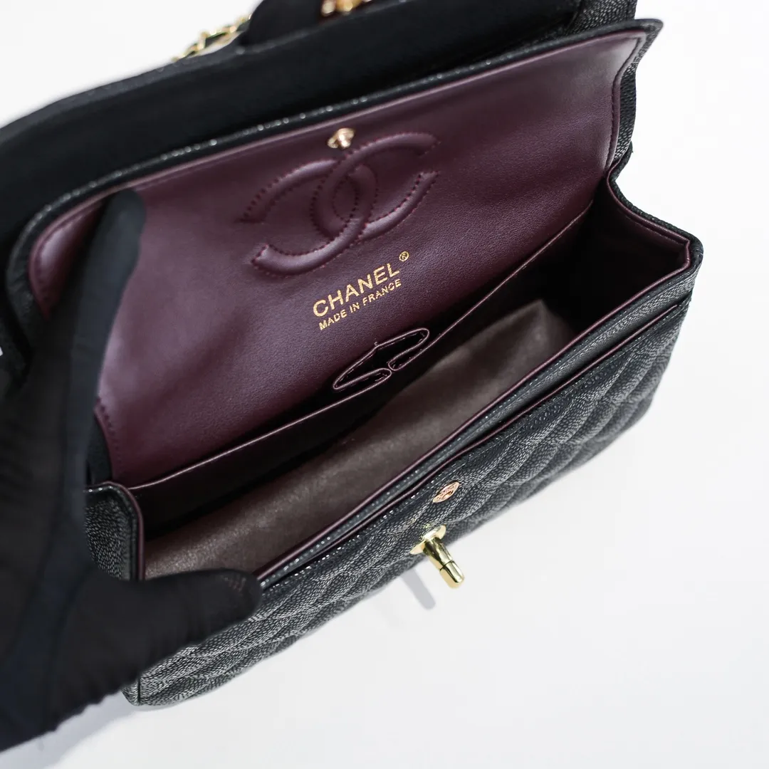 💰420￥Chanel,...Palace-level poison👏...Overseas original factory CF2.55...😱 Absolutely the top-notch caviar ball-grain cowhide you have never seen...✨Real K gold➰Gold buckle✨👑 The line spacing is perfectly consistent. The side of the bag is perfectly streamlined👏..It must have such a texture to be perfect💋 Follow the 9-pin diamond pattern. The flip cover is smooth and seamless ☑️ Strong visual three-dimensional effect 🔱 The diamond pattern is full and delicate 💑 It is super smooth, soft and comfortable to use 👒 CF is a must-have for girls. Size: 25.5*16*6.5cm. Style number: 1112 ball pattern
