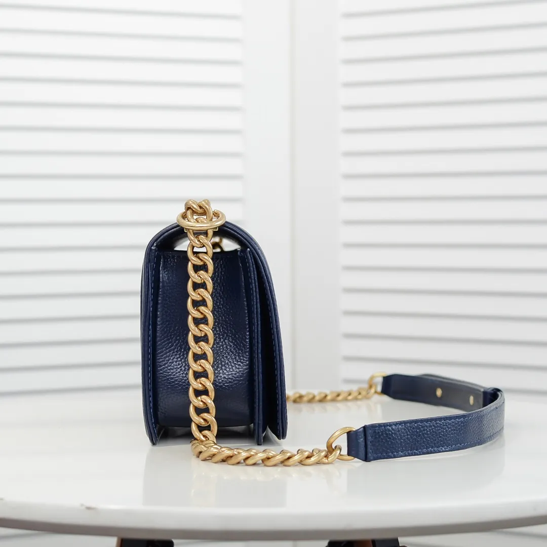 💰460￥ "Full leather inside and out with original hardware" Chanel👑 Using imported first-layer cowhide with lychee pattern [color] [lightning] thickened electroplated hardware accessories🌈The workmanship is comparable to the original order💪The bottom can be pinched and rebounded without trace, absolutely spot-on and real-life, fashionable and durable💪💪High-end quality, no pressure in and out of the drill cabinet💏, size 25*15*8cm Style number: 67086