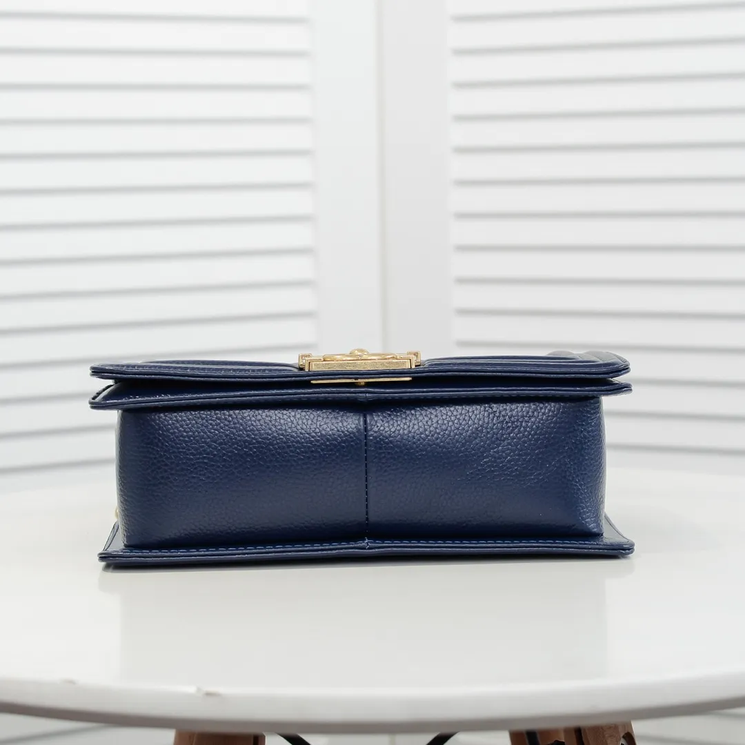 💰460￥ "Full leather inside and out with original hardware" Chanel👑 Using imported first-layer cowhide with lychee pattern [color] [lightning] thickened electroplated hardware accessories🌈The workmanship is comparable to the original order💪The bottom can be pinched and rebounded without trace, absolutely spot-on and real-life, fashionable and durable💪💪High-end quality, no pressure in and out of the drill cabinet💏, size 25*15*8cm Style number: 67086