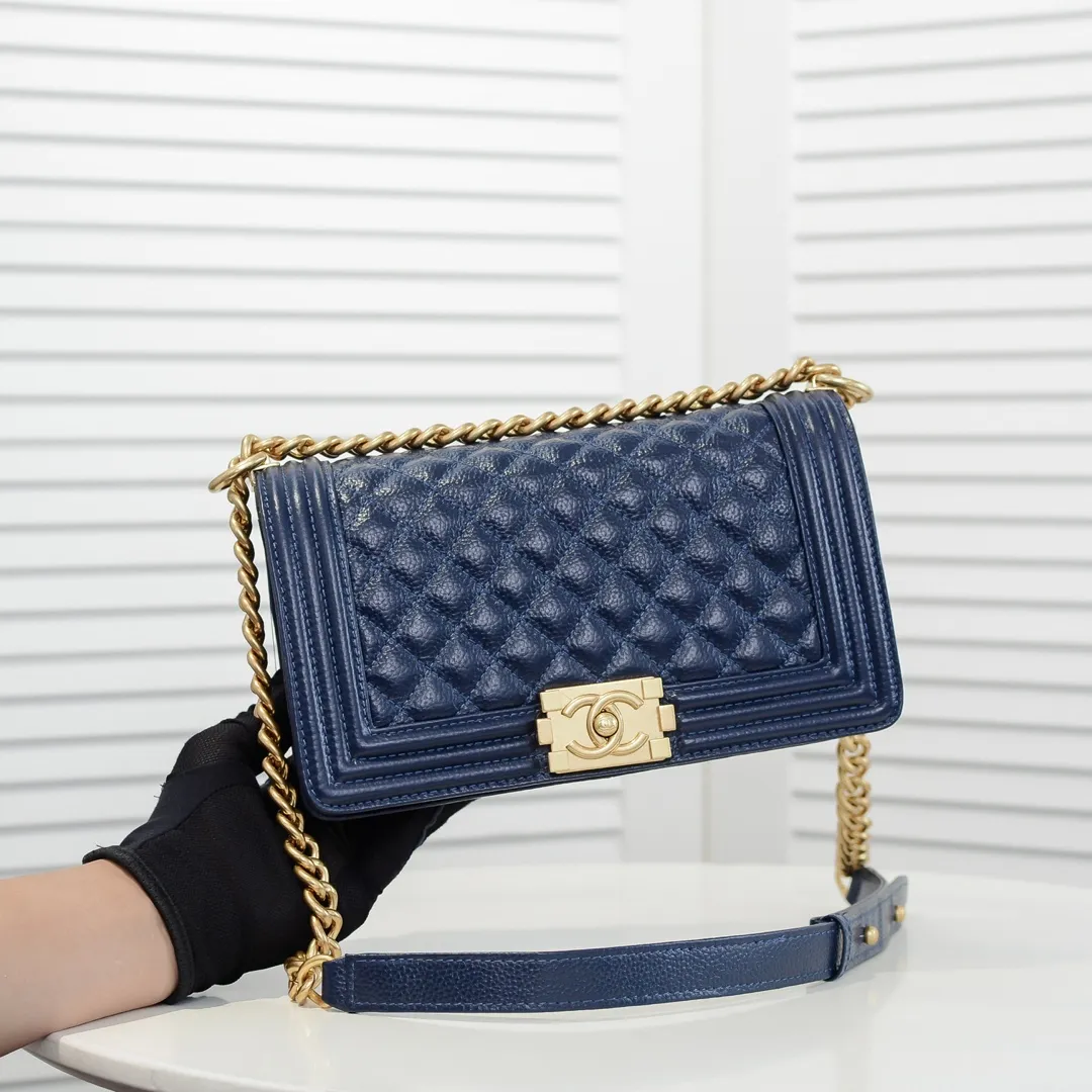 💰460￥ "Full leather inside and out with original hardware" Chanel👑 Using imported first-layer cowhide with lychee pattern [color] [lightning] thickened electroplated hardware accessories🌈The workmanship is comparable to the original order💪The bottom can be pinched and rebounded without trace, absolutely spot-on and real-life, fashionable and durable💪💪High-end quality, no pressure in and out of the drill cabinet💏, size 25*15*8cm Style number: 67086
