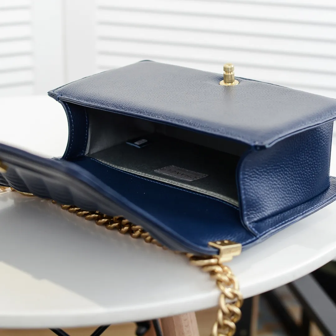 💰460￥ "Full leather inside and out with original hardware" Chanel👑 Using imported first-layer cowhide with lychee pattern [color] [lightning] thickened electroplated hardware accessories🌈The workmanship is comparable to the original order💪The bottom can be pinched and rebounded without trace, absolutely spot-on and real-life, fashionable and durable💪💪High-end quality, no pressure in and out of the drill cabinet💏, size 25*15*8cm Style number: 67086