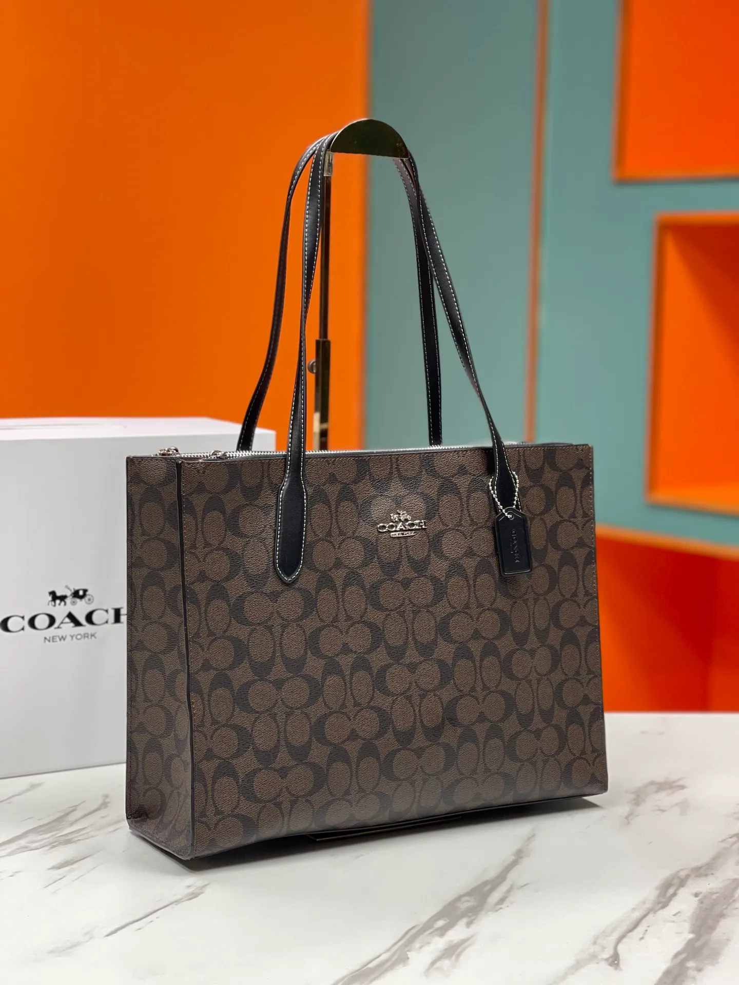 480💰COACH/Coach new model | August new product CL399. CL654Nina tote bag classic presbyopia commuting bag is suitable for Jimei commuting in the office. It is very versatile and classic. It has a large capacity and can easily accommodate all office needs. The canvas coating is scratch-resistant and wear-resistant, so you are not afraid of being easily injured! Two of the other three compartments have zippers, which facilitates the storage of items while ensuring safety. It is a truly practical tote. Size 36/28/8