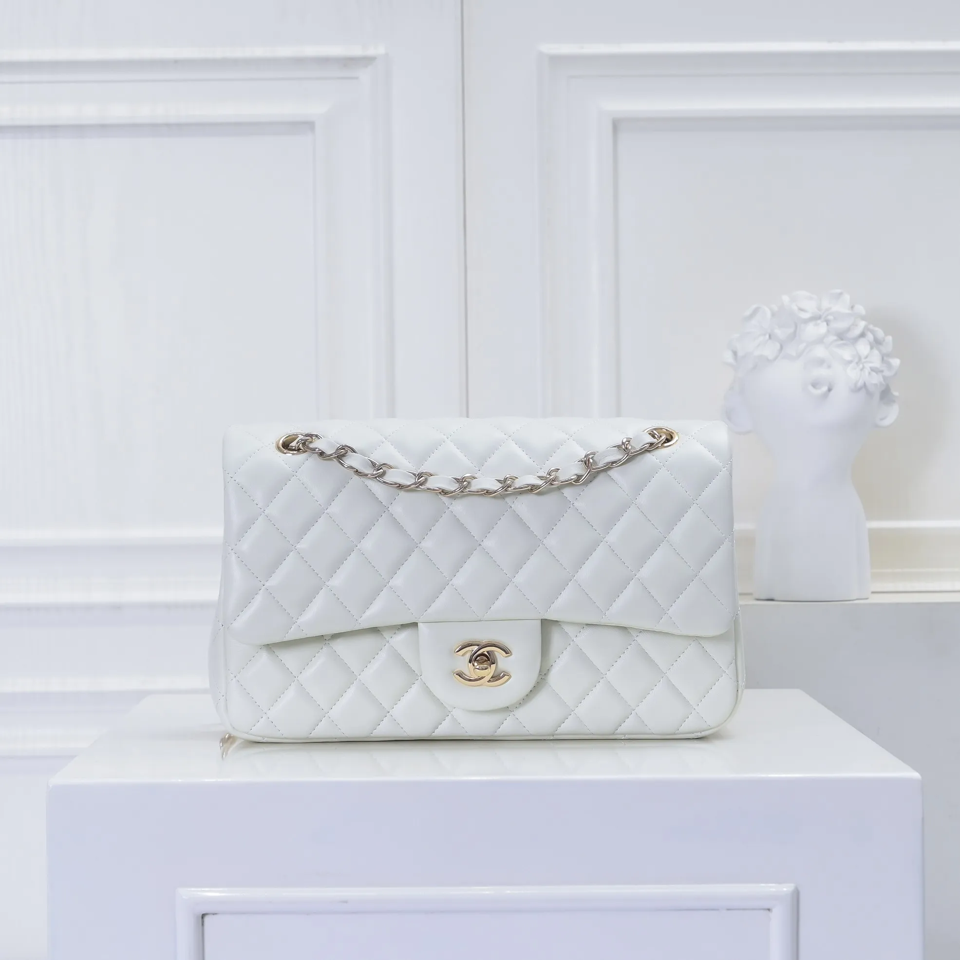 💰420￥Chanel🔥Exclusive quality real shot shipment✈️Official website updated simultaneously👑Chanel sheep pattern classic style with original hardware, summer style is coming💋CHANEL ‼ ️Crossbody bag, sheepskin with red lining🌸‼ ️ 🙈Fashion new favorite🙈 Size: 25.5*16*6.5. Style number: 1112 sheepskin