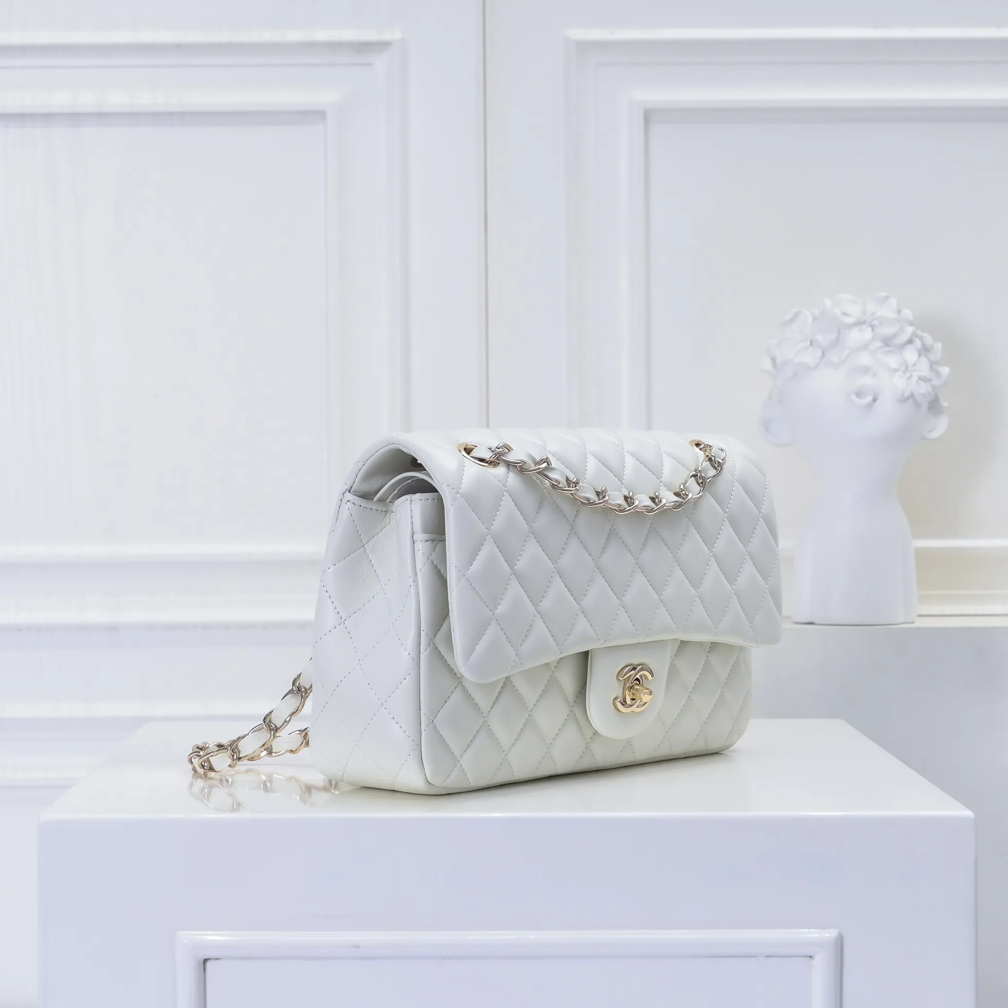 💰420￥Chanel🔥Exclusive quality real shot shipment✈️Official website updated simultaneously👑Chanel sheep pattern classic style with original hardware, summer style is coming💋CHANEL ‼ ️Crossbody bag, sheepskin with red lining🌸‼ ️ 🙈Fashion new favorite🙈 Size: 25.5*16*6.5. Style number: 1112 sheepskin