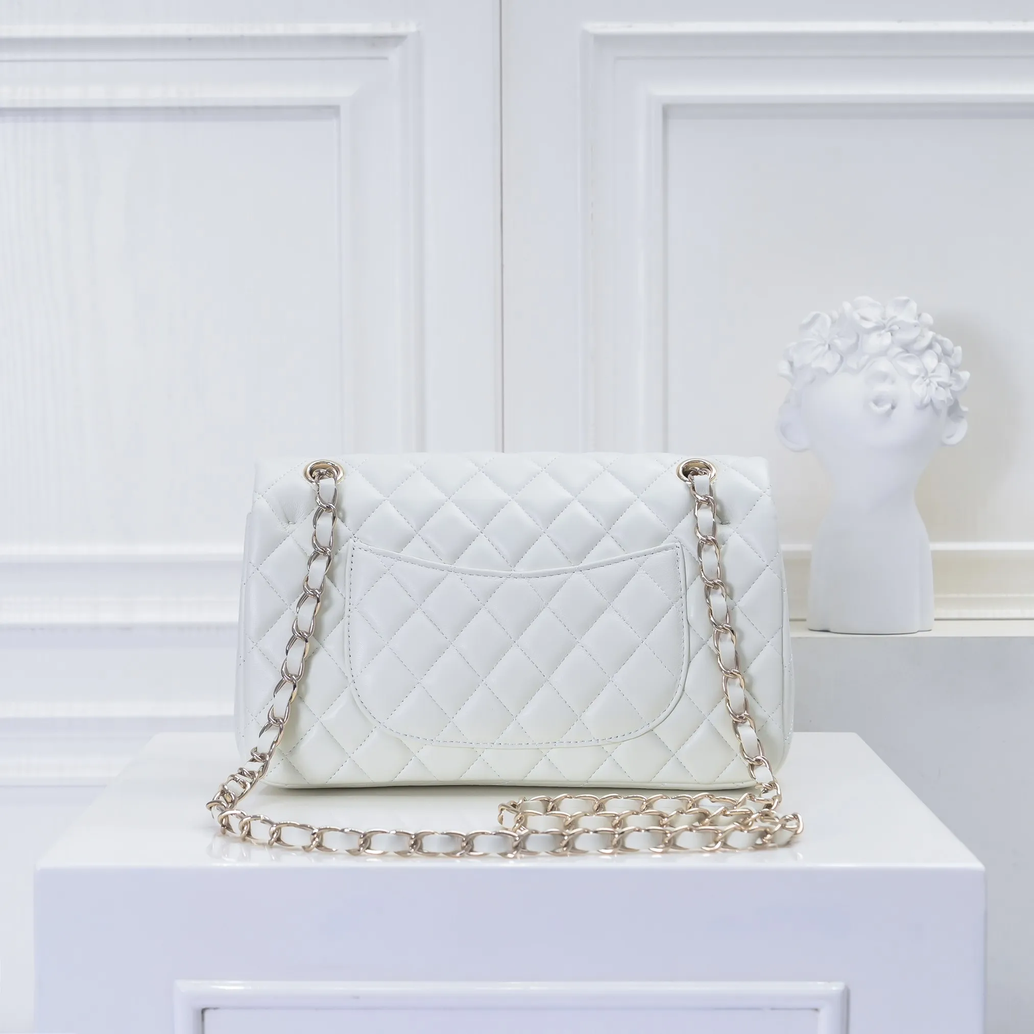 💰420￥Chanel🔥Exclusive quality real shot shipment✈️Official website updated simultaneously👑Chanel sheep pattern classic style with original hardware, summer style is coming💋CHANEL ‼ ️Crossbody bag, sheepskin with red lining🌸‼ ️ 🙈Fashion new favorite🙈 Size: 25.5*16*6.5. Style number: 1112 sheepskin
