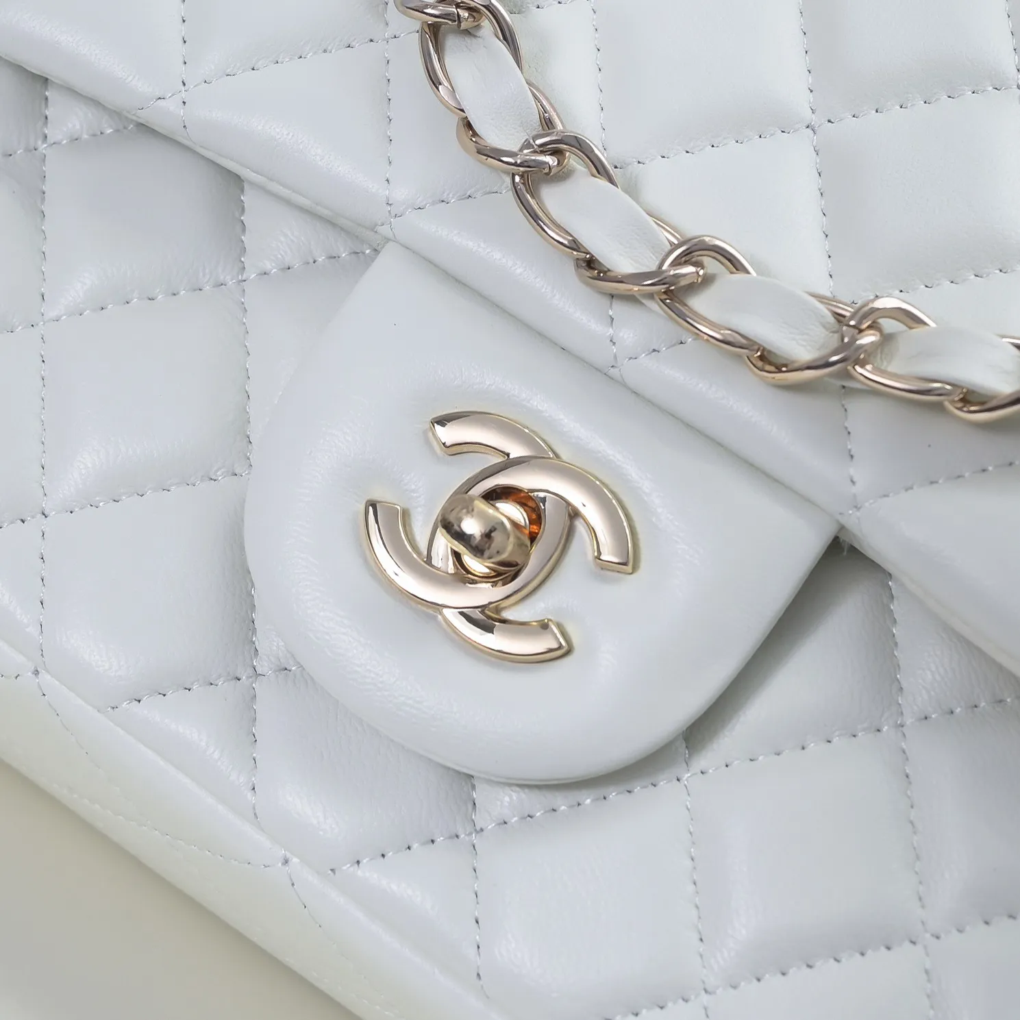 💰420￥Chanel🔥Exclusive quality real shot shipment✈️Official website updated simultaneously👑Chanel sheep pattern classic style with original hardware, summer style is coming💋CHANEL ‼ ️Crossbody bag, sheepskin with red lining🌸‼ ️ 🙈Fashion new favorite🙈 Size: 25.5*16*6.5. Style number: 1112 sheepskin