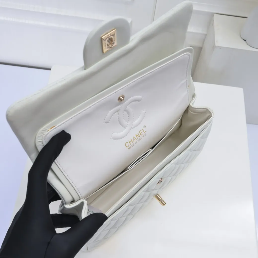 💰420￥Chanel🔥Exclusive quality real shot shipment✈️Official website updated simultaneously👑Chanel sheep pattern classic style with original hardware, summer style is coming💋CHANEL ‼ ️Crossbody bag, sheepskin with red lining🌸‼ ️ 🙈Fashion new favorite🙈 Size: 25.5*16*6.5. Style number: 1112 sheepskin
