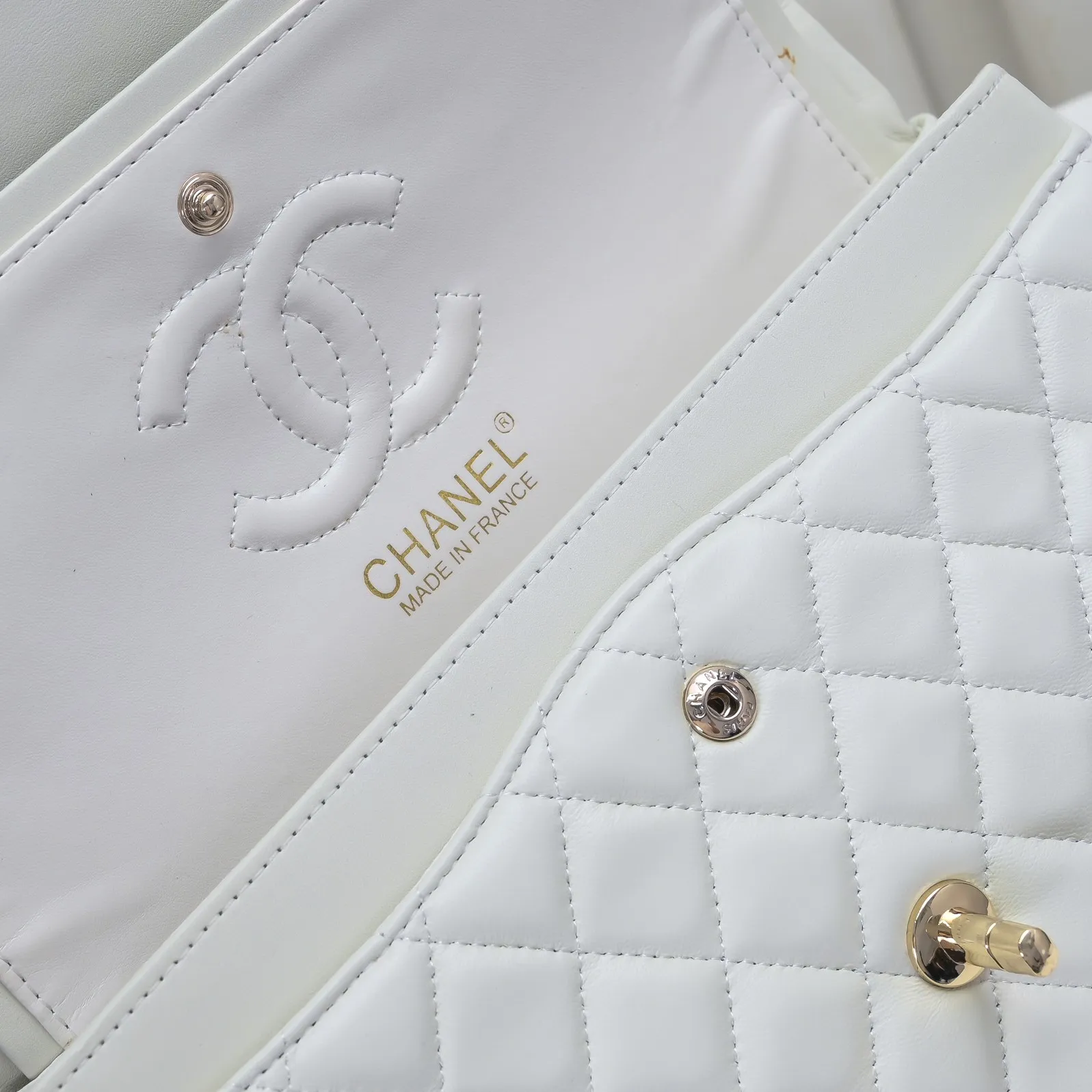 💰420￥Chanel🔥Exclusive quality real shot shipment✈️Official website updated simultaneously👑Chanel sheep pattern classic style with original hardware, summer style is coming💋CHANEL ‼ ️Crossbody bag, sheepskin with red lining🌸‼ ️ 🙈Fashion new favorite🙈 Size: 25.5*16*6.5. Style number: 1112 sheepskin