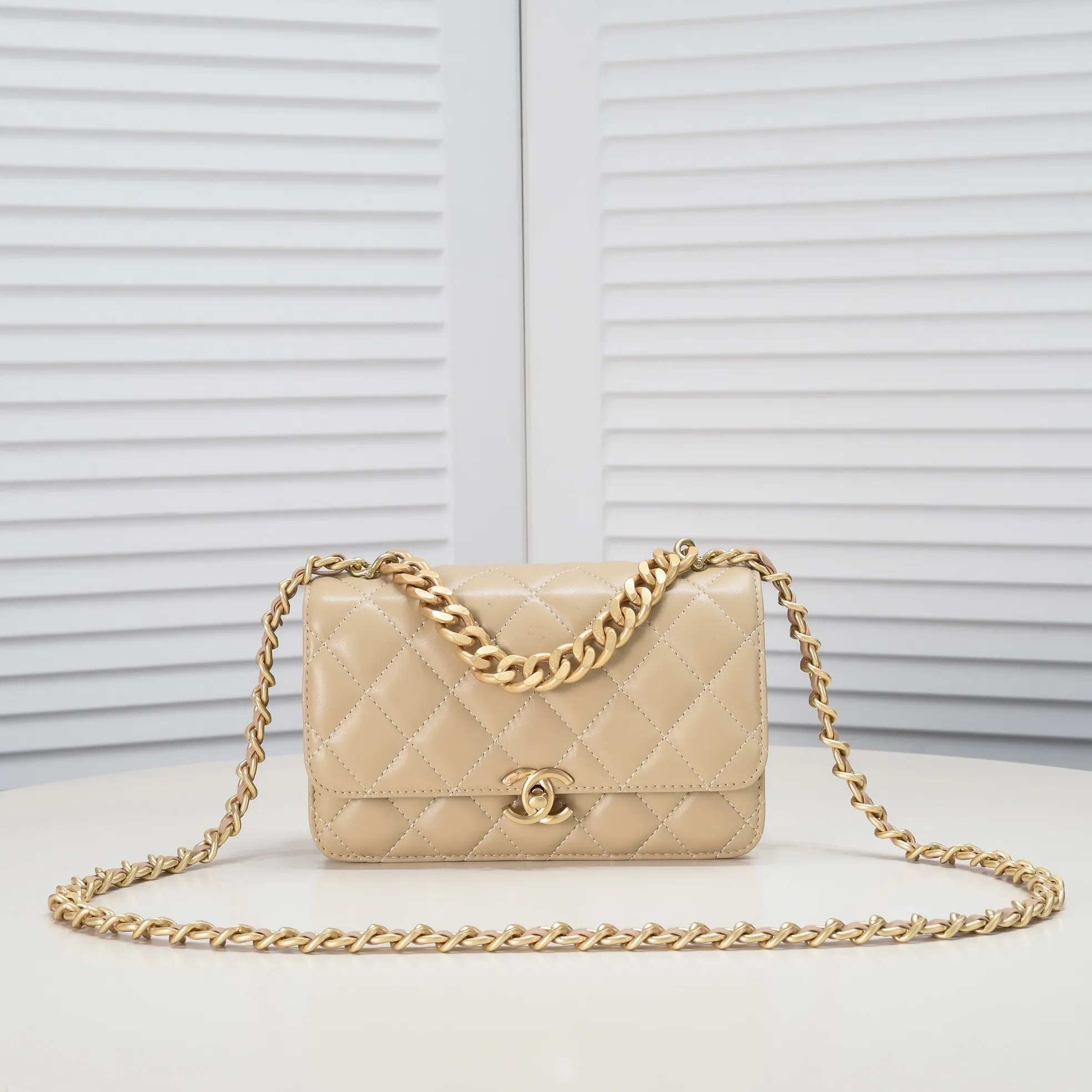 💰420￥Chanel should be like this⁠⁡‍⁡like⁠‍⁡⁢laid⁠⁠⁠lazy⁡casual⁠‍refined and harder, The skin⁢⁡⁢⁢quality‍⁢is also⁢brighter⁢‍‍⁠a little bit brighter on the side⁡⁡, and the side⁠⁢⁢⁢⁢more⁡⁢feels more like Leboy’s⁢⁢⁡feeling~ It is square, because the ⁢⁢⁡⁠⁡⁡ is stiffer than the ⁢⁢⁢⁢⁢harder⁡⁠⁡, so it is thicker and thicker than the seasonal model. ⁡‍The actual volume⁡quantity⁠is⁠about⁠⁢much⁡~the texture⁢‍‍‍⁢⁢⁡⁡is more⁠⁠‍like⁠⁠⁡enjoy⁠⁡the seasonal soft⁢⁠sheepskin🌟chain‍ Size: 23×14×8cm Style number: 9108