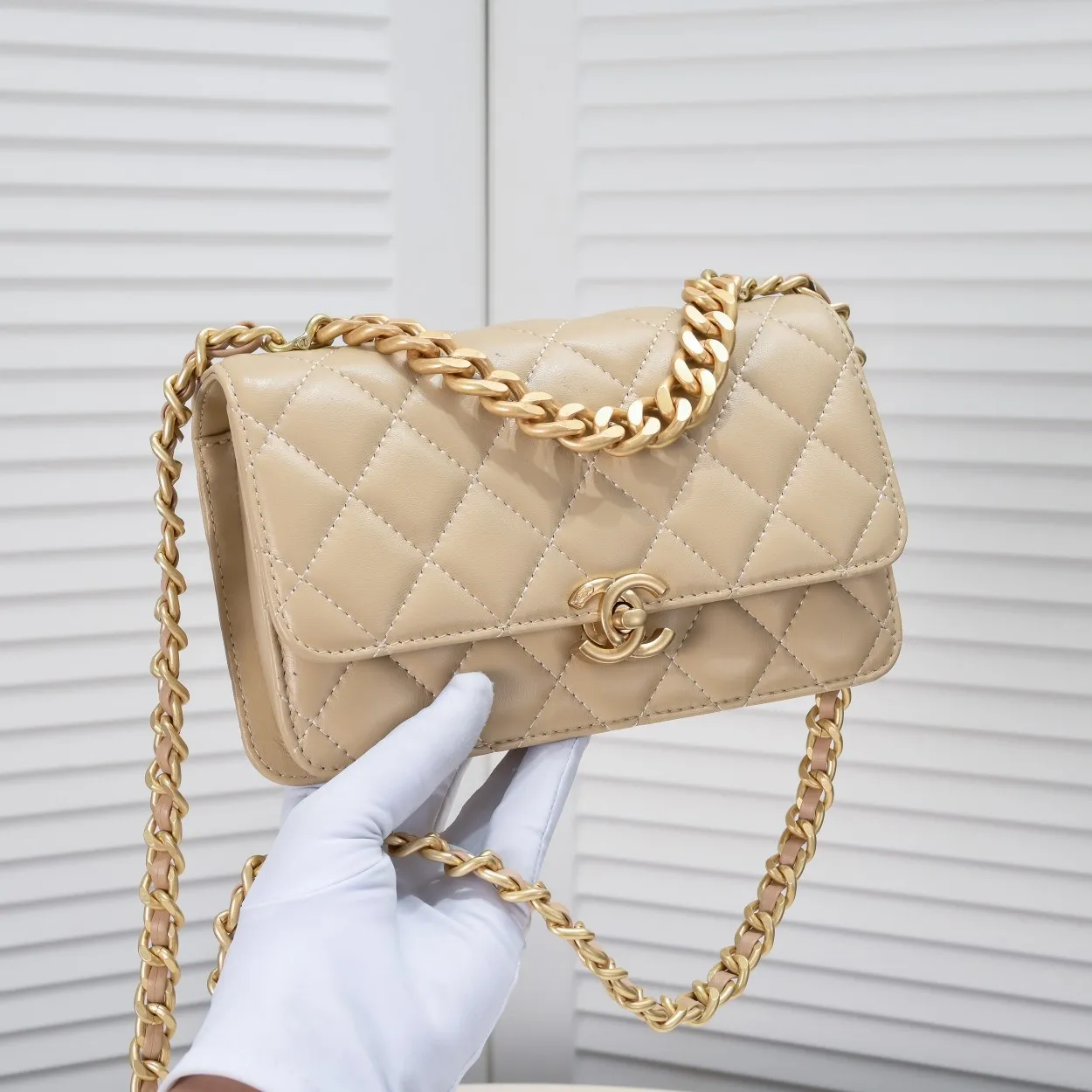 💰420￥Chanel should be like this⁠⁡‍⁡like⁠‍⁡⁢laid⁠⁠⁠lazy⁡casual⁠‍refined and harder, The skin⁢⁡⁢⁢quality‍⁢is also⁢brighter⁢‍‍⁠a little bit brighter on the side⁡⁡, and the side⁠⁢⁢⁢⁢more⁡⁢feels more like Leboy’s⁢⁢⁡feeling~ It is square, because the ⁢⁢⁡⁠⁡⁡ is stiffer than the ⁢⁢⁢⁢⁢harder⁡⁠⁡, so it is thicker and thicker than the seasonal model. ⁡‍The actual volume⁡quantity⁠is⁠about⁠⁢much⁡~the texture⁢‍‍‍⁢⁢⁡⁡is more⁠⁠‍like⁠⁠⁡enjoy⁠⁡the seasonal soft⁢⁠sheepskin🌟chain‍ Size: 23×14×8cm Style number: 9108