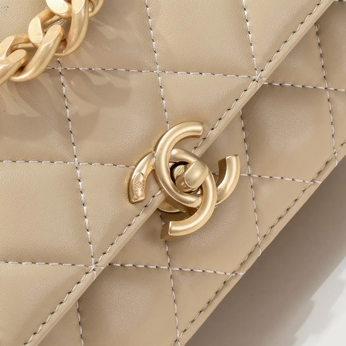 💰420￥Chanel should be like this⁠⁡‍⁡like⁠‍⁡⁢laid⁠⁠⁠lazy⁡casual⁠‍refined and harder, The skin⁢⁡⁢⁢quality‍⁢is also⁢brighter⁢‍‍⁠a little bit brighter on the side⁡⁡, and the side⁠⁢⁢⁢⁢more⁡⁢feels more like Leboy’s⁢⁢⁡feeling~ It is square, because the ⁢⁢⁡⁠⁡⁡ is stiffer than the ⁢⁢⁢⁢⁢harder⁡⁠⁡, so it is thicker and thicker than the seasonal model. ⁡‍The actual volume⁡quantity⁠is⁠about⁠⁢much⁡~the texture⁢‍‍‍⁢⁢⁡⁡is more⁠⁠‍like⁠⁠⁡enjoy⁠⁡the seasonal soft⁢⁠sheepskin🌟chain‍ Size: 23×14×8cm Style number: 9108