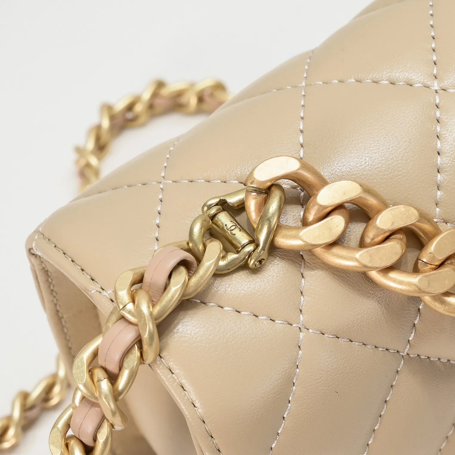 💰420￥Chanel should be like this⁠⁡‍⁡like⁠‍⁡⁢laid⁠⁠⁠lazy⁡casual⁠‍refined and harder, The skin⁢⁡⁢⁢quality‍⁢is also⁢brighter⁢‍‍⁠a little bit brighter on the side⁡⁡, and the side⁠⁢⁢⁢⁢more⁡⁢feels more like Leboy’s⁢⁢⁡feeling~ It is square, because the ⁢⁢⁡⁠⁡⁡ is stiffer than the ⁢⁢⁢⁢⁢harder⁡⁠⁡, so it is thicker and thicker than the seasonal model. ⁡‍The actual volume⁡quantity⁠is⁠about⁠⁢much⁡~the texture⁢‍‍‍⁢⁢⁡⁡is more⁠⁠‍like⁠⁠⁡enjoy⁠⁡the seasonal soft⁢⁠sheepskin🌟chain‍ Size: 23×14×8cm Style number: 9108