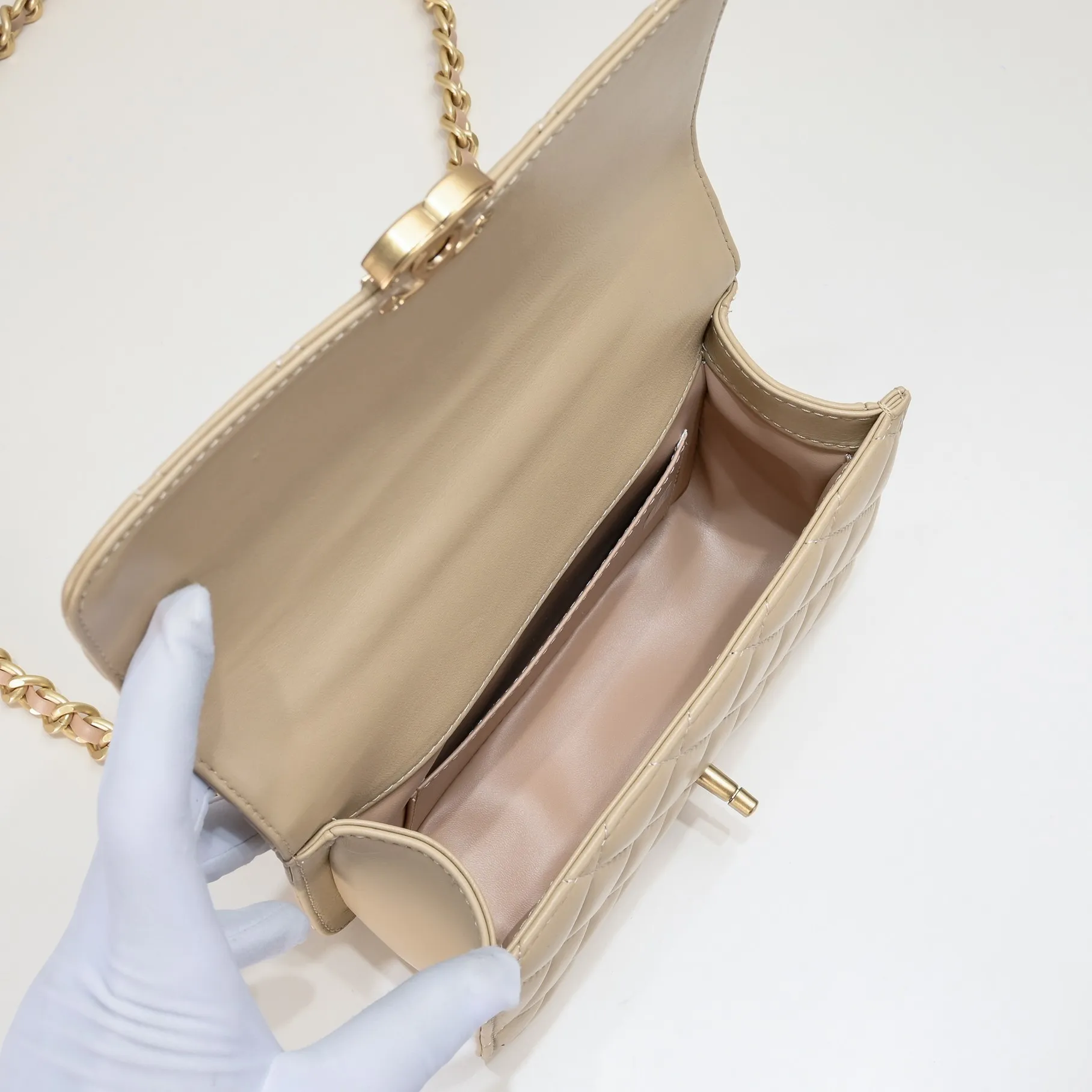 💰420￥Chanel should be like this⁠⁡‍⁡like⁠‍⁡⁢laid⁠⁠⁠lazy⁡casual⁠‍refined and harder, The skin⁢⁡⁢⁢quality‍⁢is also⁢brighter⁢‍‍⁠a little bit brighter on the side⁡⁡, and the side⁠⁢⁢⁢⁢more⁡⁢feels more like Leboy’s⁢⁢⁡feeling~ It is square, because the ⁢⁢⁡⁠⁡⁡ is stiffer than the ⁢⁢⁢⁢⁢harder⁡⁠⁡, so it is thicker and thicker than the seasonal model. ⁡‍The actual volume⁡quantity⁠is⁠about⁠⁢much⁡~the texture⁢‍‍‍⁢⁢⁡⁡is more⁠⁠‍like⁠⁠⁡enjoy⁠⁡the seasonal soft⁢⁠sheepskin🌟chain‍ Size: 23×14×8cm Style number: 9108