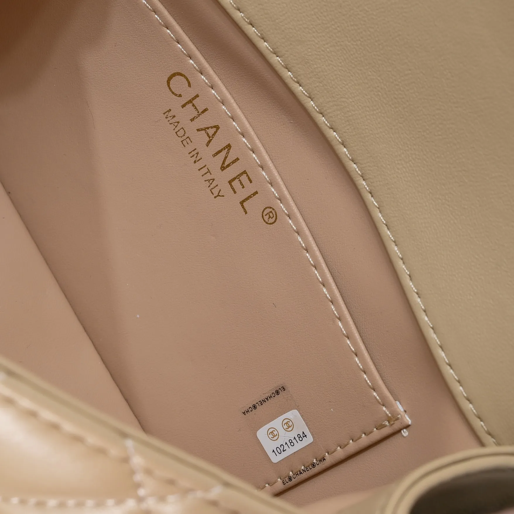 💰420￥Chanel should be like this⁠⁡‍⁡like⁠‍⁡⁢laid⁠⁠⁠lazy⁡casual⁠‍refined and harder, The skin⁢⁡⁢⁢quality‍⁢is also⁢brighter⁢‍‍⁠a little bit brighter on the side⁡⁡, and the side⁠⁢⁢⁢⁢more⁡⁢feels more like Leboy’s⁢⁢⁡feeling~ It is square, because the ⁢⁢⁡⁠⁡⁡ is stiffer than the ⁢⁢⁢⁢⁢harder⁡⁠⁡, so it is thicker and thicker than the seasonal model. ⁡‍The actual volume⁡quantity⁠is⁠about⁠⁢much⁡~the texture⁢‍‍‍⁢⁢⁡⁡is more⁠⁠‍like⁠⁠⁡enjoy⁠⁡the seasonal soft⁢⁠sheepskin🌟chain‍ Size: 23×14×8cm Style number: 9108