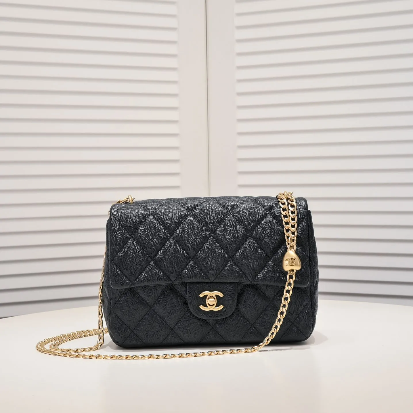 💰380￥Large size Chane1 🌐23P new model 💎Love ball beats golden ball? Needless to say, Chanel's golden ball is so popular. It is difficult to buy at the counter and has 5 stars. This new season has a new love model, come and get it quickly!💕 The love ball with matte matte texture will make girls' hearts burst. The chain is also a plain chain with the same texture, and the durability of lychee leather is perfect. If the golden ball is a classic, then the love ball is a brand new fashion. 💗 Whether it is a big mini or a fat square, they are very rare. If you can't buy a gold ball, come and buy the 23P love ball🌷Model number: 3892 size: 19X24x9cm