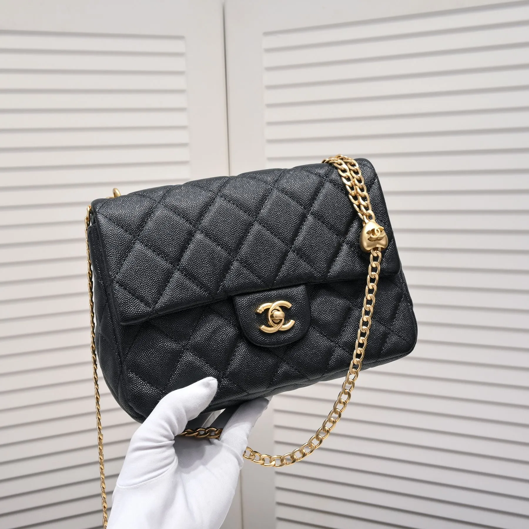 💰380￥Large size Chane1 🌐23P new model 💎Love ball beats golden ball? Needless to say, Chanel's golden ball is so popular. It is difficult to buy at the counter and has 5 stars. This new season has a new love model, come and get it quickly!💕 The love ball with matte matte texture will make girls' hearts burst. The chain is also a plain chain with the same texture, and the durability of lychee leather is perfect. If the golden ball is a classic, then the love ball is a brand new fashion. 💗 Whether it is a big mini or a fat square, they are very rare. If you can't buy a gold ball, come and buy the 23P love ball🌷Model number: 3892 size: 19X24x9cm