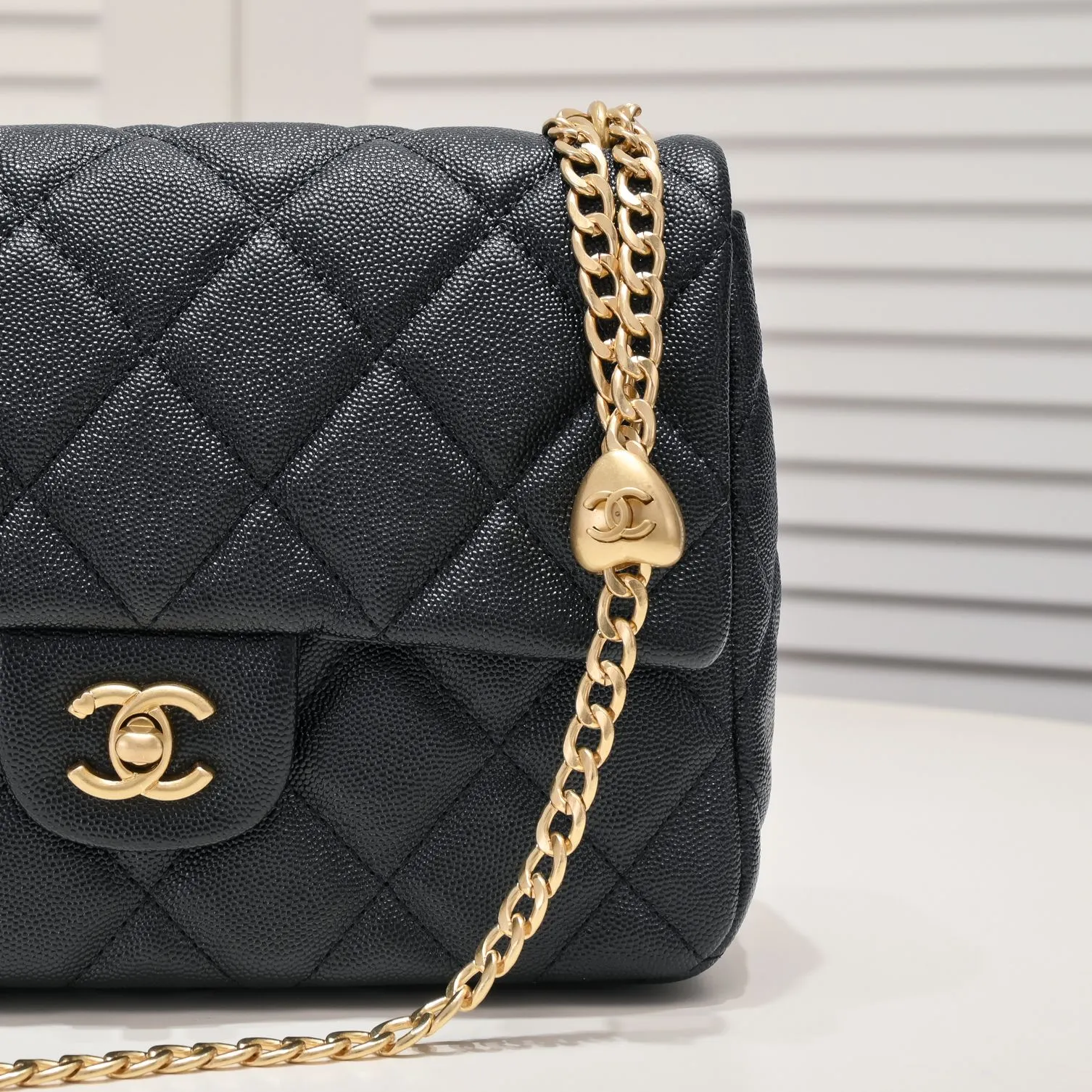 💰380￥Large size Chane1 🌐23P new model 💎Love ball beats golden ball? Needless to say, Chanel's golden ball is so popular. It is difficult to buy at the counter and has 5 stars. This new season has a new love model, come and get it quickly!💕 The love ball with matte matte texture will make girls' hearts burst. The chain is also a plain chain with the same texture, and the durability of lychee leather is perfect. If the golden ball is a classic, then the love ball is a brand new fashion. 💗 Whether it is a big mini or a fat square, they are very rare. If you can't buy a gold ball, come and buy the 23P love ball🌷Model number: 3892 size: 19X24x9cm