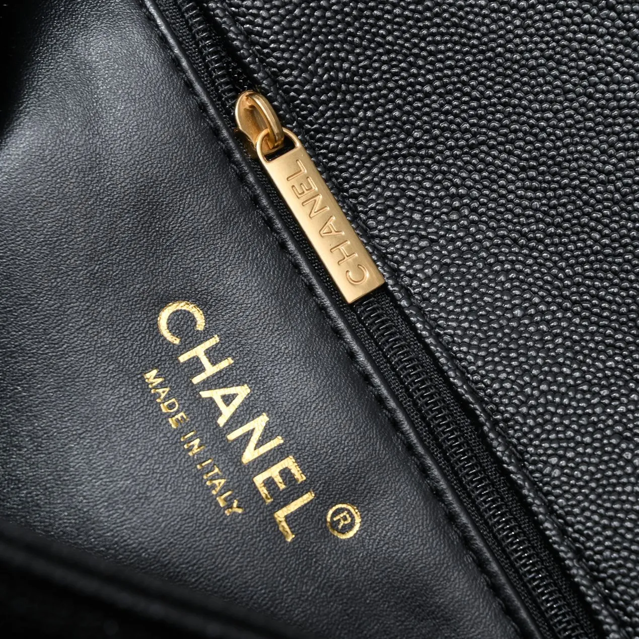 💰380￥Large size Chane1 🌐23P new model 💎Love ball beats golden ball? Needless to say, Chanel's golden ball is so popular. It is difficult to buy at the counter and has 5 stars. This new season has a new love model, come and get it quickly!💕 The love ball with matte matte texture will make girls' hearts burst. The chain is also a plain chain with the same texture, and the durability of lychee leather is perfect. If the golden ball is a classic, then the love ball is a brand new fashion. 💗 Whether it is a big mini or a fat square, they are very rare. If you can't buy a gold ball, come and buy the 23P love ball🌷Model number: 3892 size: 19X24x9cm