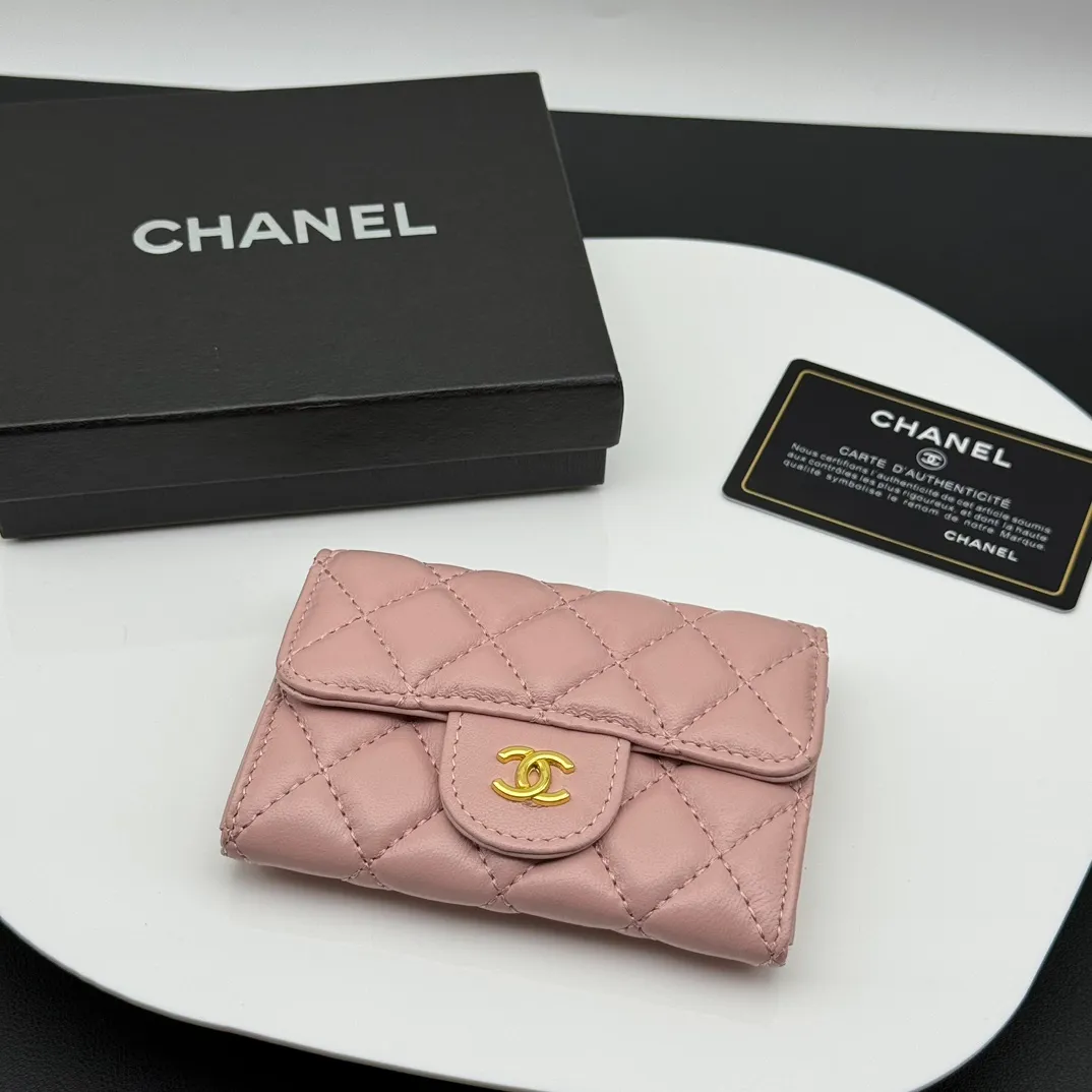 💰130 💎Top quality 💖 𝑪𝑯𝑨𝑵𝑬𝑳 Sheep pattern pink/gold 💌 23K classic diamond pattern lambskin Chanel wallet 👛 CHANEL Classic Series Many new cf small card bags are available! This card holder has an extra card pocket at the back than the previous classic card holder❤️You can store cards and coins separately😊A very practical coin purse❤️Model number: AP458 Size: 11X7.5X2