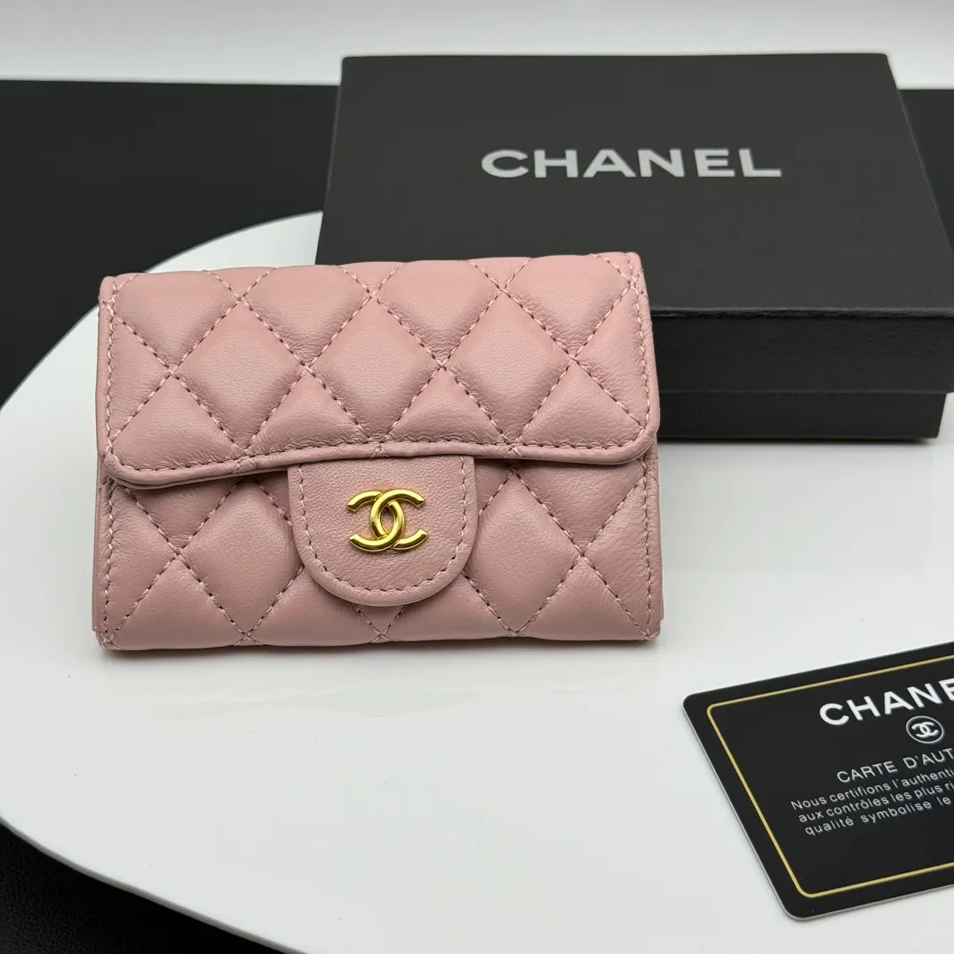 💰130 💎Top quality 💖 𝑪𝑯𝑨𝑵𝑬𝑳 Sheep pattern pink/gold 💌 23K classic diamond pattern lambskin Chanel wallet 👛 CHANEL Classic Series Many new cf small card bags are available! This card holder has an extra card pocket at the back than the previous classic card holder❤️You can store cards and coins separately😊A very practical coin purse❤️Model number: AP458 Size: 11X7.5X2
