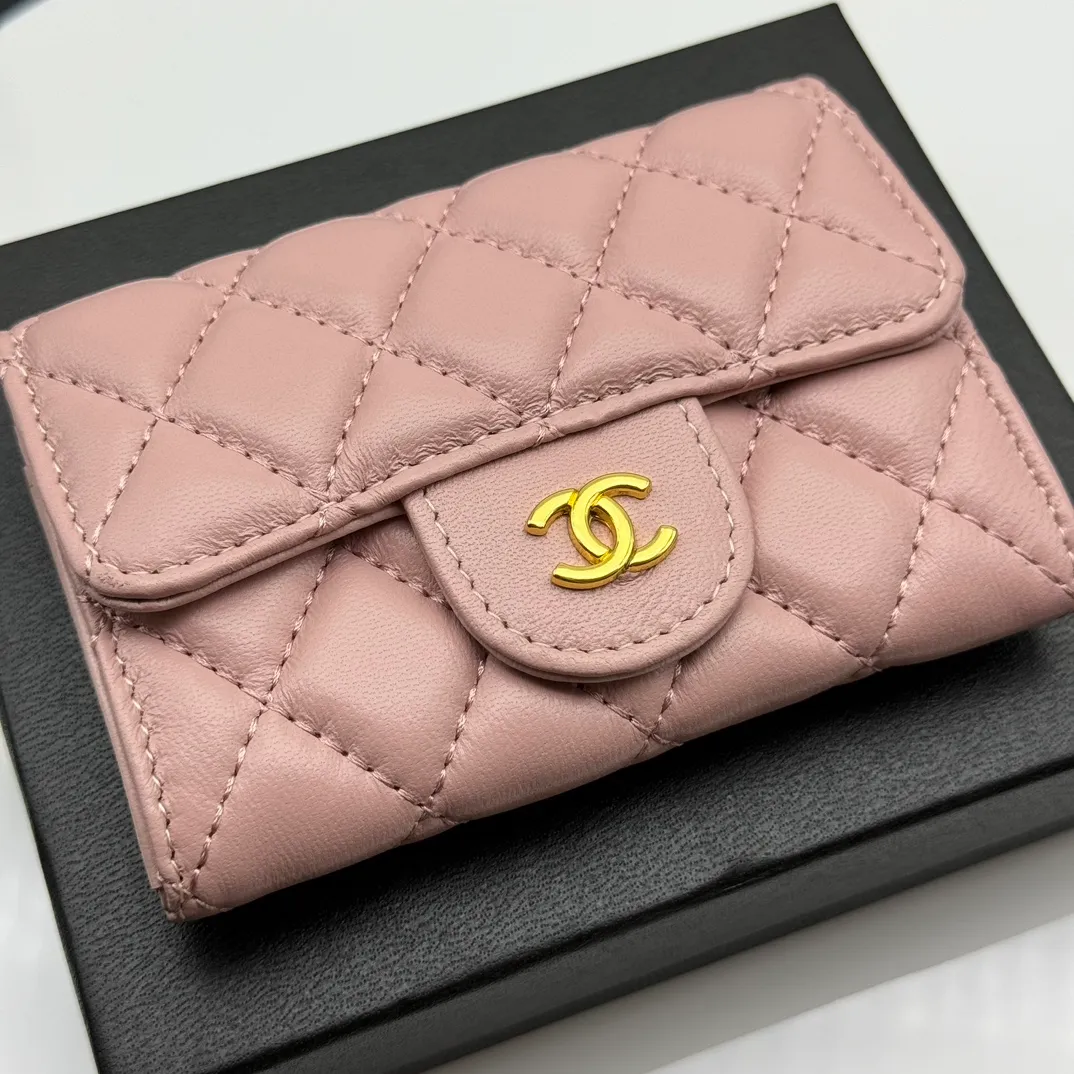 💰130 💎Top quality 💖 𝑪𝑯𝑨𝑵𝑬𝑳 Sheep pattern pink/gold 💌 23K classic diamond pattern lambskin Chanel wallet 👛 CHANEL Classic Series Many new cf small card bags are available! This card holder has an extra card pocket at the back than the previous classic card holder❤️You can store cards and coins separately😊A very practical coin purse❤️Model number: AP458 Size: 11X7.5X2