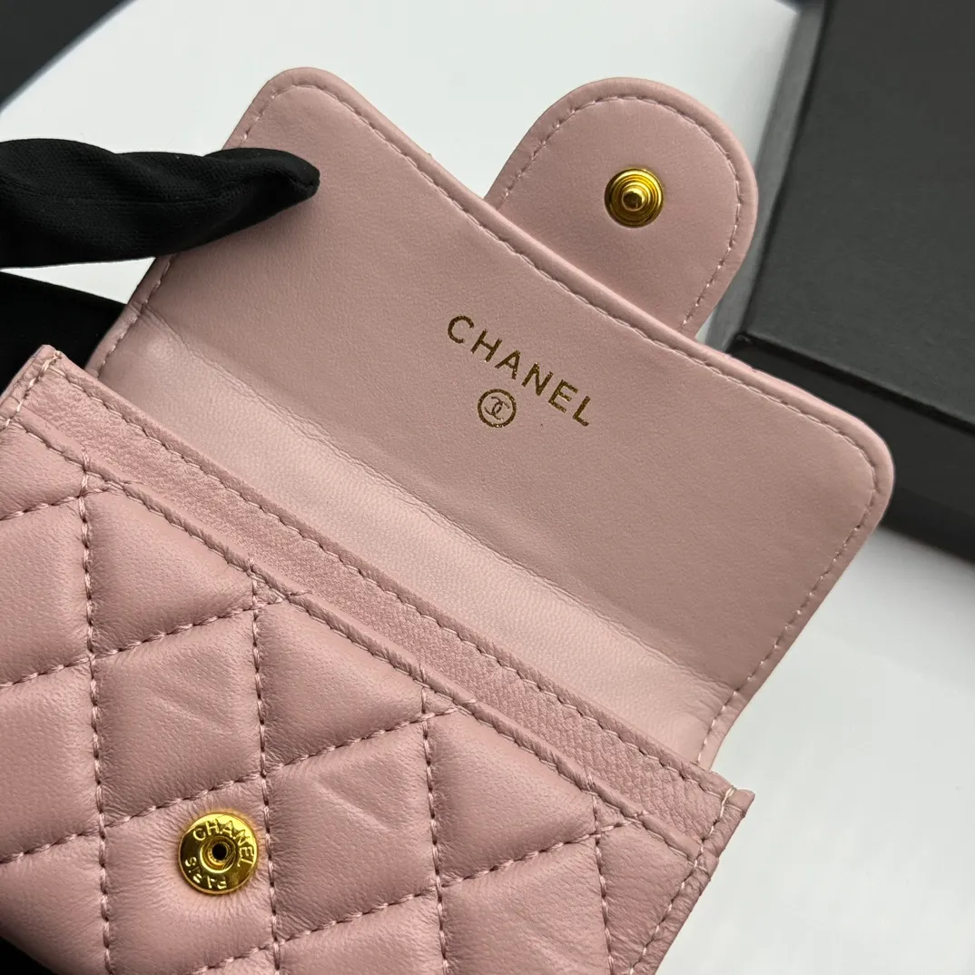 💰130 💎Top quality 💖 𝑪𝑯𝑨𝑵𝑬𝑳 Sheep pattern pink/gold 💌 23K classic diamond pattern lambskin Chanel wallet 👛 CHANEL Classic Series Many new cf small card bags are available! This card holder has an extra card pocket at the back than the previous classic card holder❤️You can store cards and coins separately😊A very practical coin purse❤️Model number: AP458 Size: 11X7.5X2
