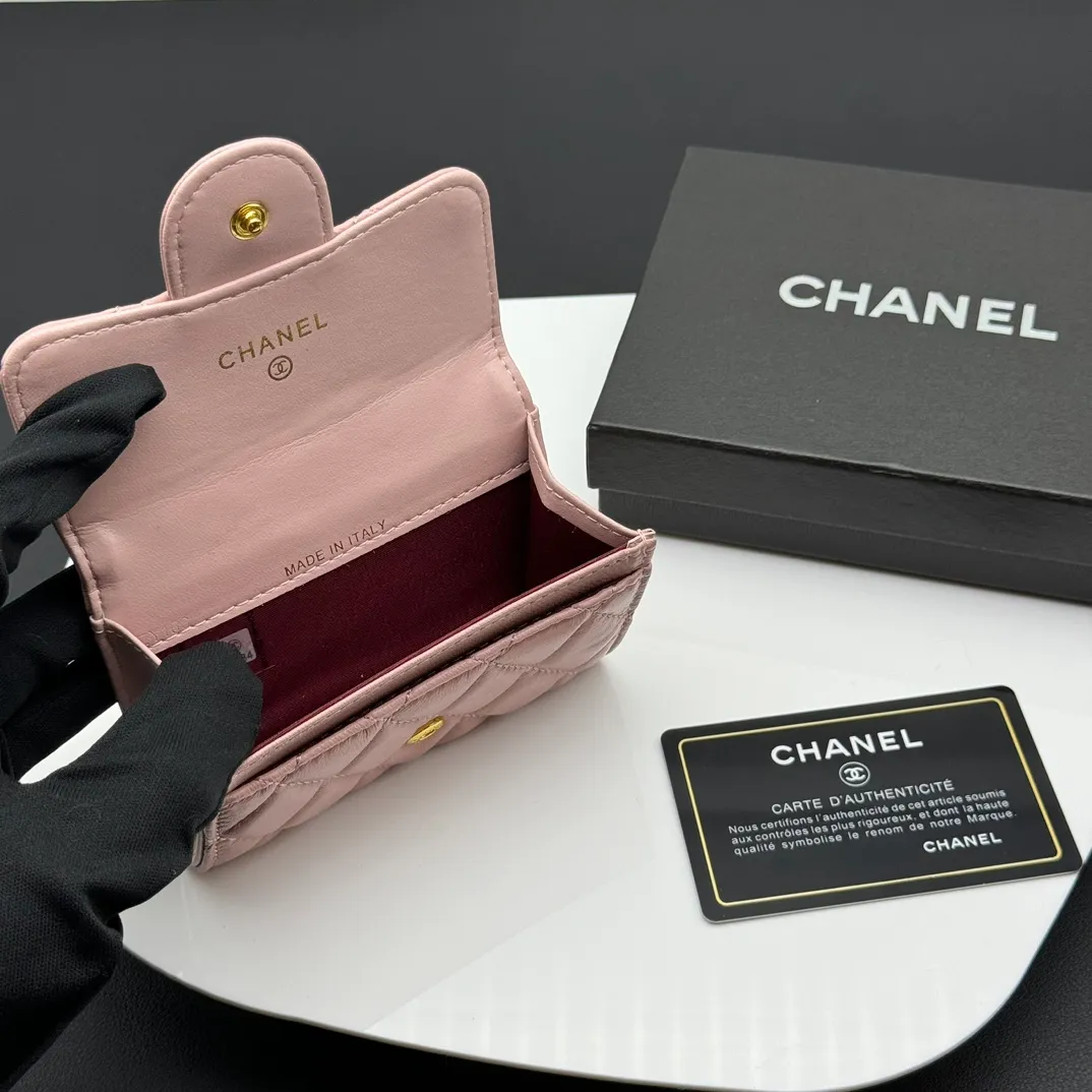💰130 💎Top quality 💖 𝑪𝑯𝑨𝑵𝑬𝑳 Sheep pattern pink/gold 💌 23K classic diamond pattern lambskin Chanel wallet 👛 CHANEL Classic Series Many new cf small card bags are available! This card holder has an extra card pocket at the back than the previous classic card holder❤️You can store cards and coins separately😊A very practical coin purse❤️Model number: AP458 Size: 11X7.5X2