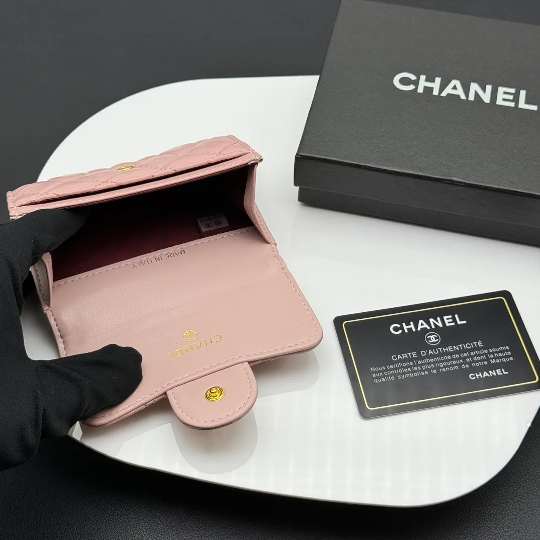 💰130 💎Top quality 💖 𝑪𝑯𝑨𝑵𝑬𝑳 Sheep pattern pink/gold 💌 23K classic diamond pattern lambskin Chanel wallet 👛 CHANEL Classic Series Many new cf small card bags are available! This card holder has an extra card pocket at the back than the previous classic card holder❤️You can store cards and coins separately😊A very practical coin purse❤️Model number: AP458 Size: 11X7.5X2