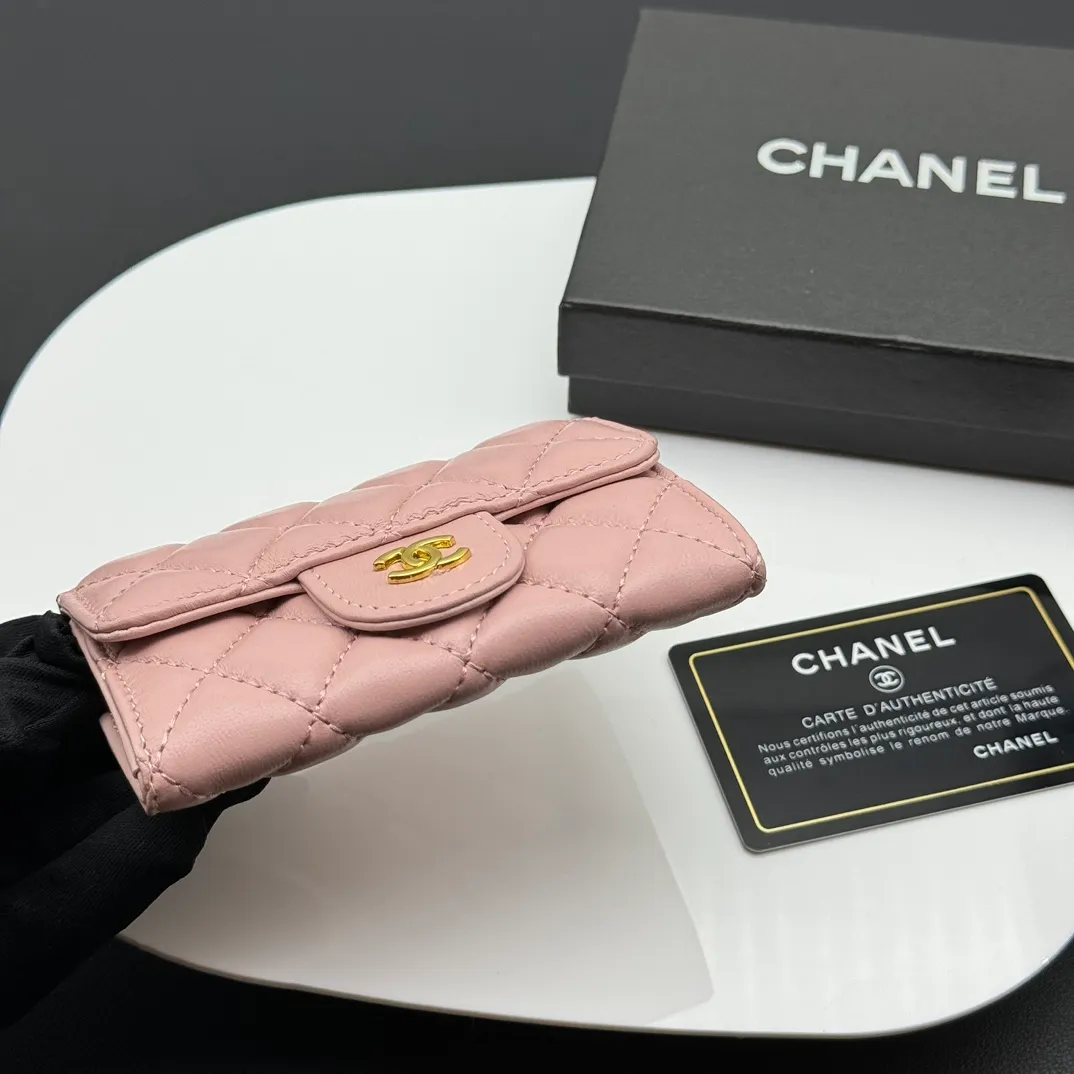 💰130 💎Top quality 💖 𝑪𝑯𝑨𝑵𝑬𝑳 Sheep pattern pink/gold 💌 23K classic diamond pattern lambskin Chanel wallet 👛 CHANEL Classic Series Many new cf small card bags are available! This card holder has an extra card pocket at the back than the previous classic card holder❤️You can store cards and coins separately😊A very practical coin purse❤️Model number: AP458 Size: 11X7.5X2